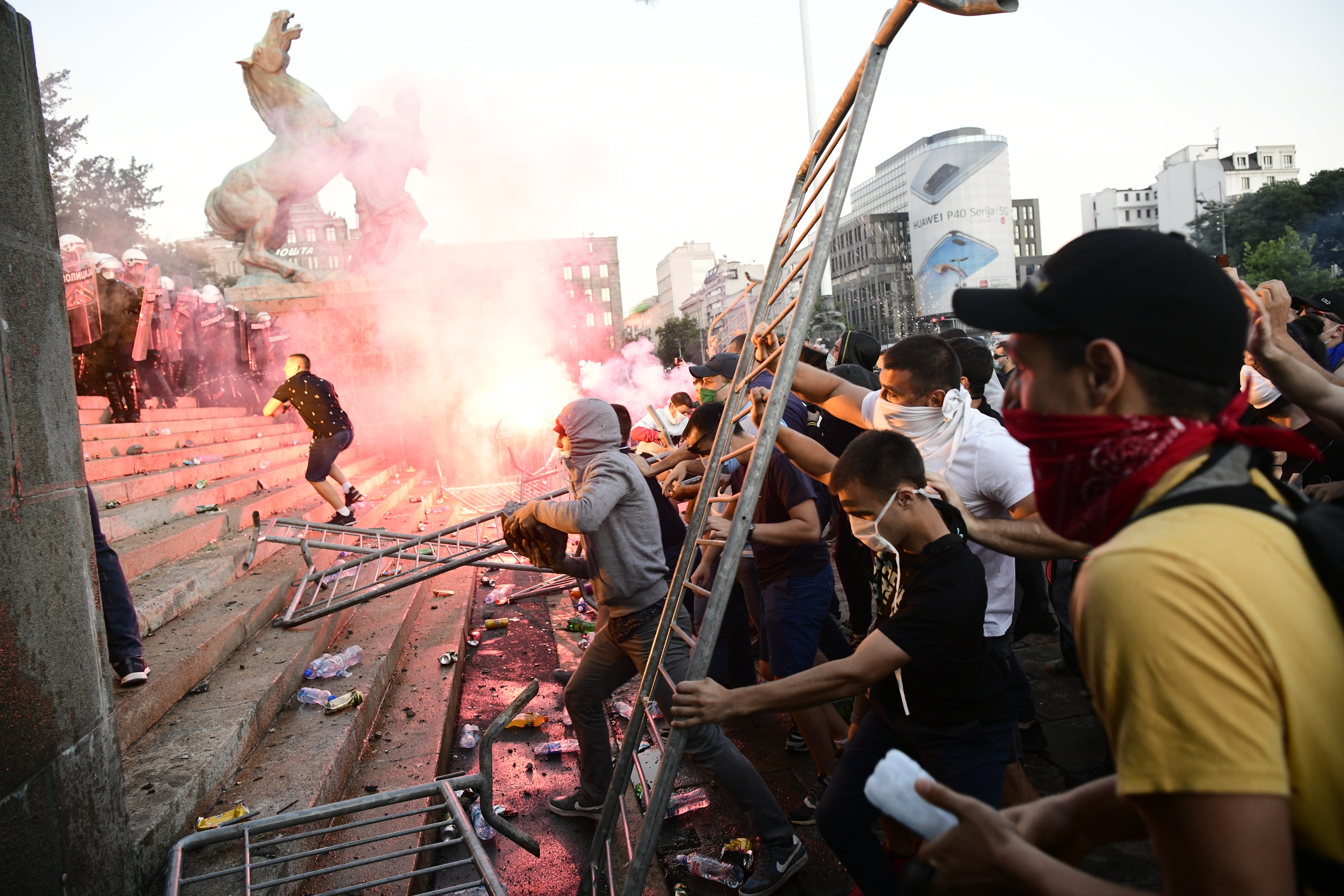 Beograd 08.07.2020. Protest, drugi dan demonstracija, haos, suzavac, paljenje, povređeni, policija Foto: Goran Srdanov/Nova.rs