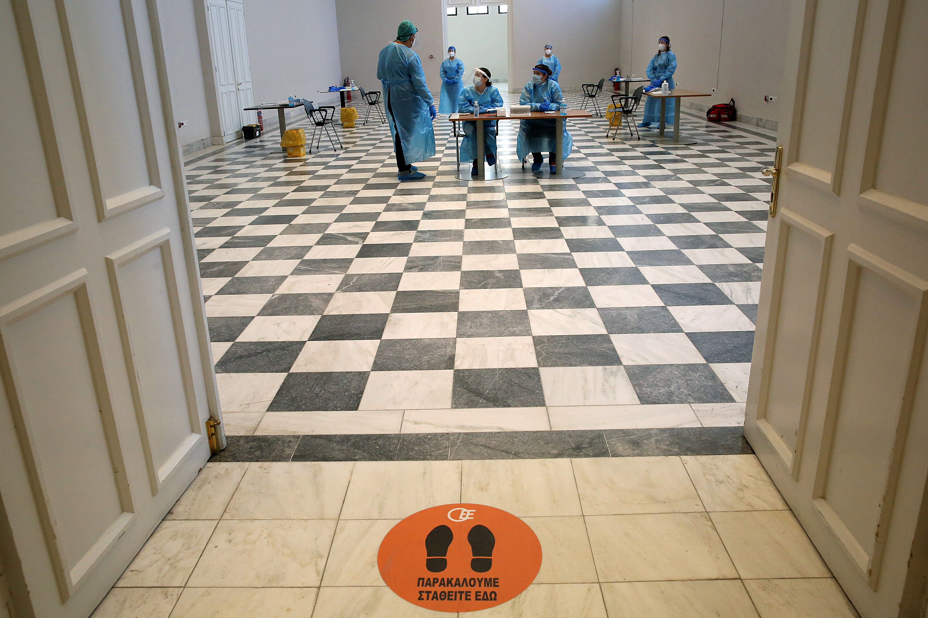 Grčka, koronavirus
epa08524459 Medical personel wait to examine people for Covid-19 disease in Athens, Greece, 03 July 2020.  EPA-EFE/ORESTIS PANAGIOTOU