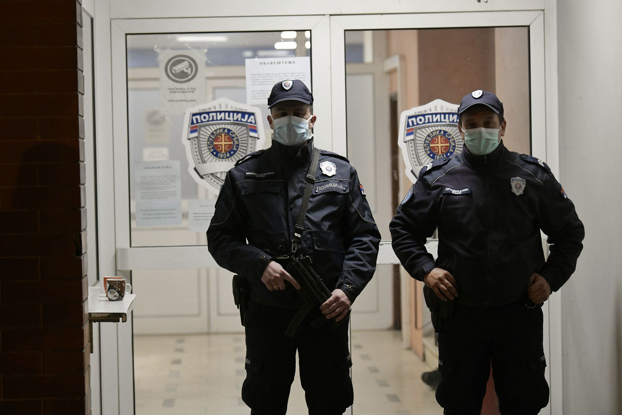 Beograd 18.03.2020. Policija, policijska stanica, Majke Jevrosime. Policajac, zaštitna maska. Pred početak policijskog časa, grad, ulice, ljudi, vanredno stanje, koronavirus Foto: Goran Srdanov/Nova.rs