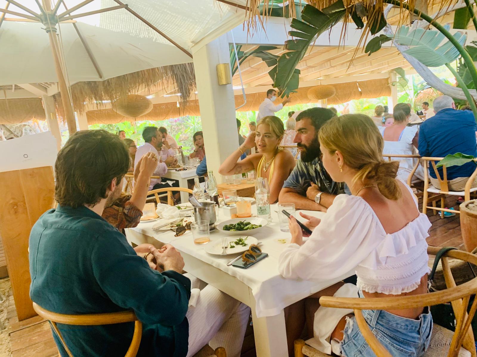 Kejt Mos, Rita Ora, EXCLUSIVE IMAGES - Kate Moss and Rita Ora having lunch together with their family and (boy)friends.