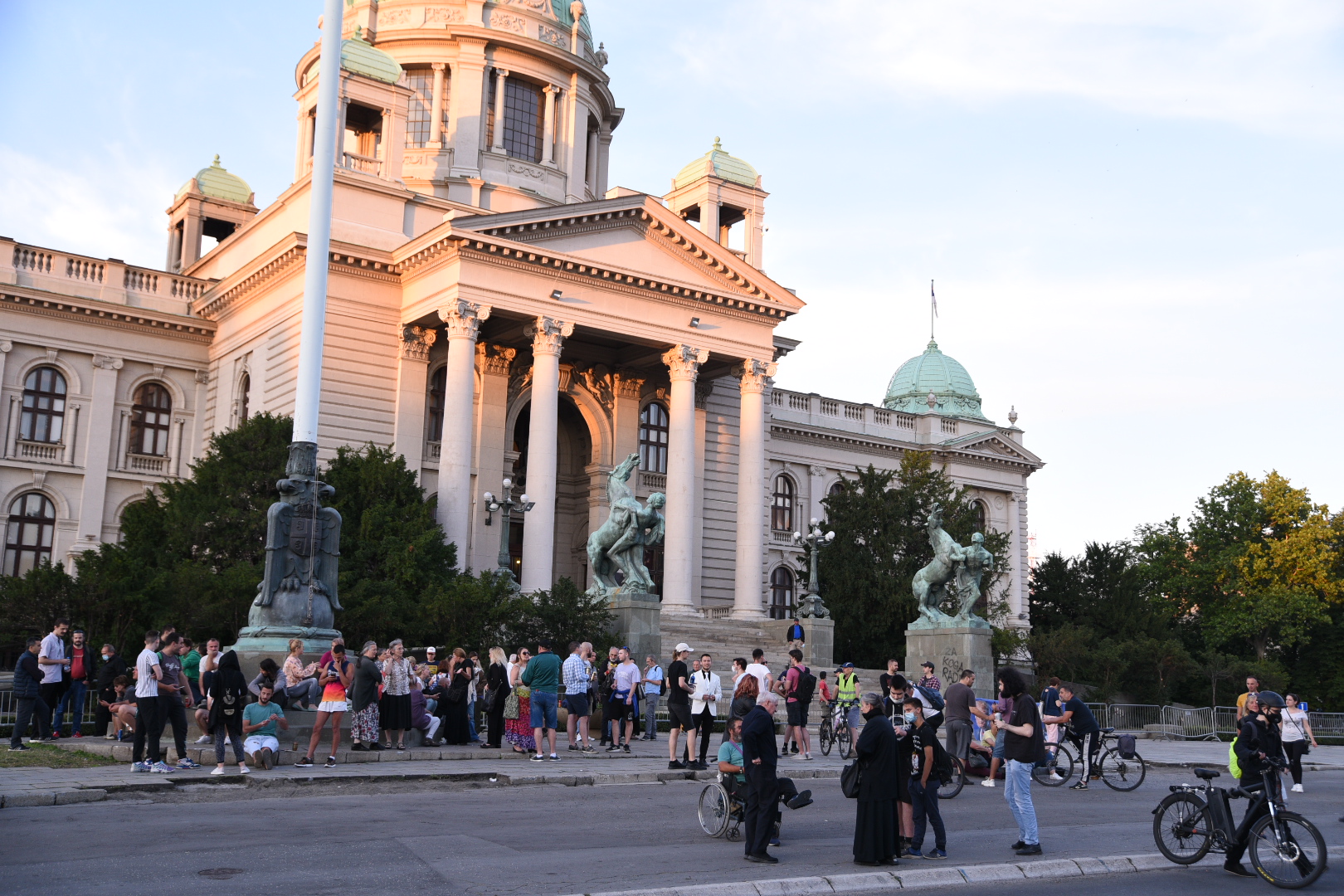 Beograd 14. jul 2020. Skupstina Srbije pre pocetka osmog dana protesta Foto:Dragan Mujan/Nova.rs