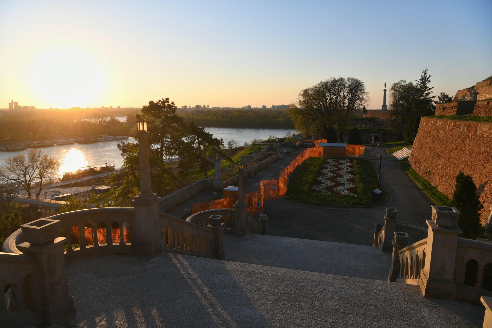 Beograd 06.04.2020. Kalemegdan, zalazak sunca, Beogradska tvrđava, sunce, zalazak, prazan Kalemegdan, vanredno stanje, policijski čas, koronavirus Foto: Filip Krainčanić/Nova.rs