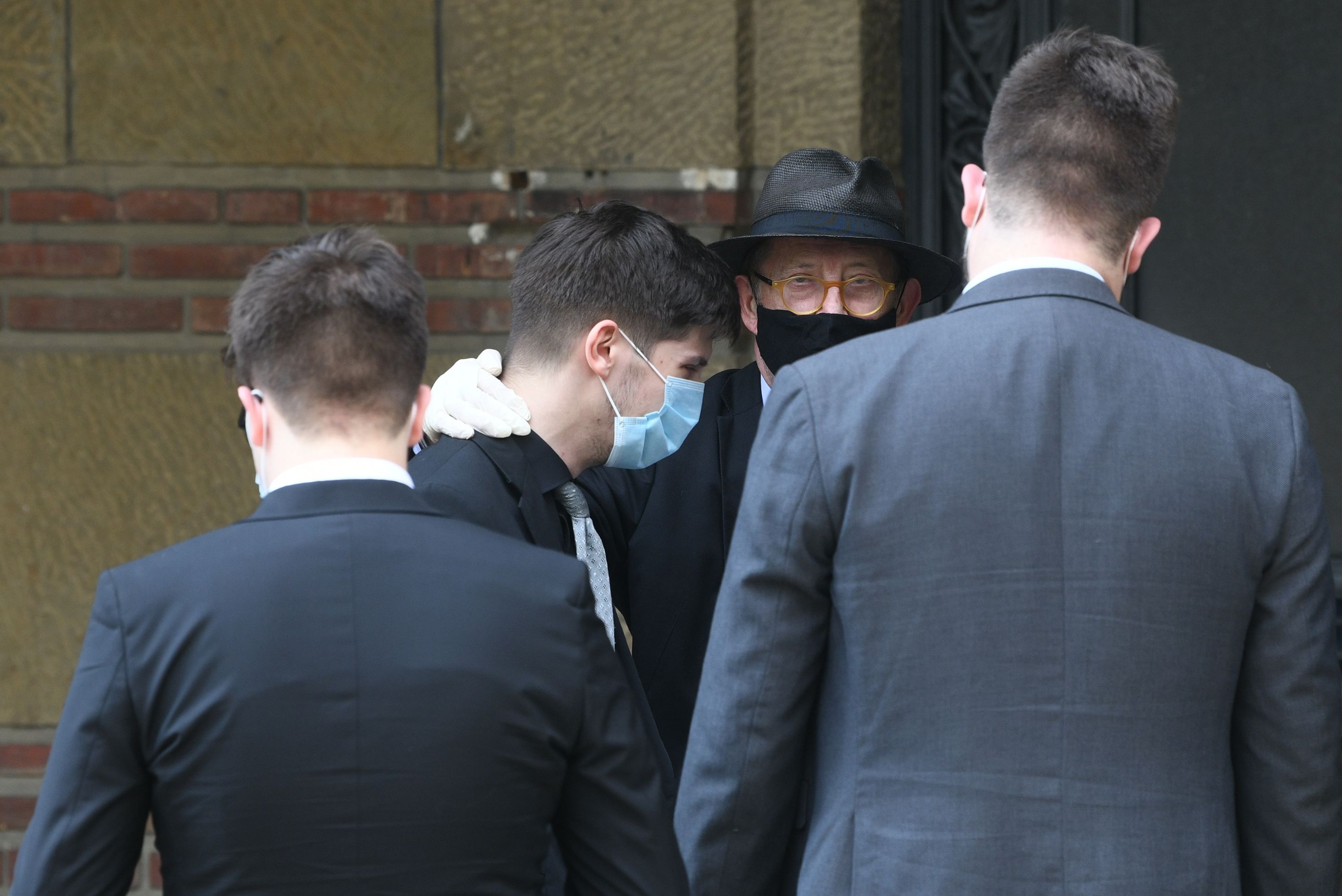 Beograd 08.08.2020. Lav Pajkić, Nebojša Pajkić. Sahrana književnice Isidore Bjelica u Aleji zaslužnih građana, na Novom groblju u Beogradu. Isidora Bjelica, sahrana, Novo groblje, Aleja zaslužnih gradjana Foto: Filip Krainčanić/Nova.rs