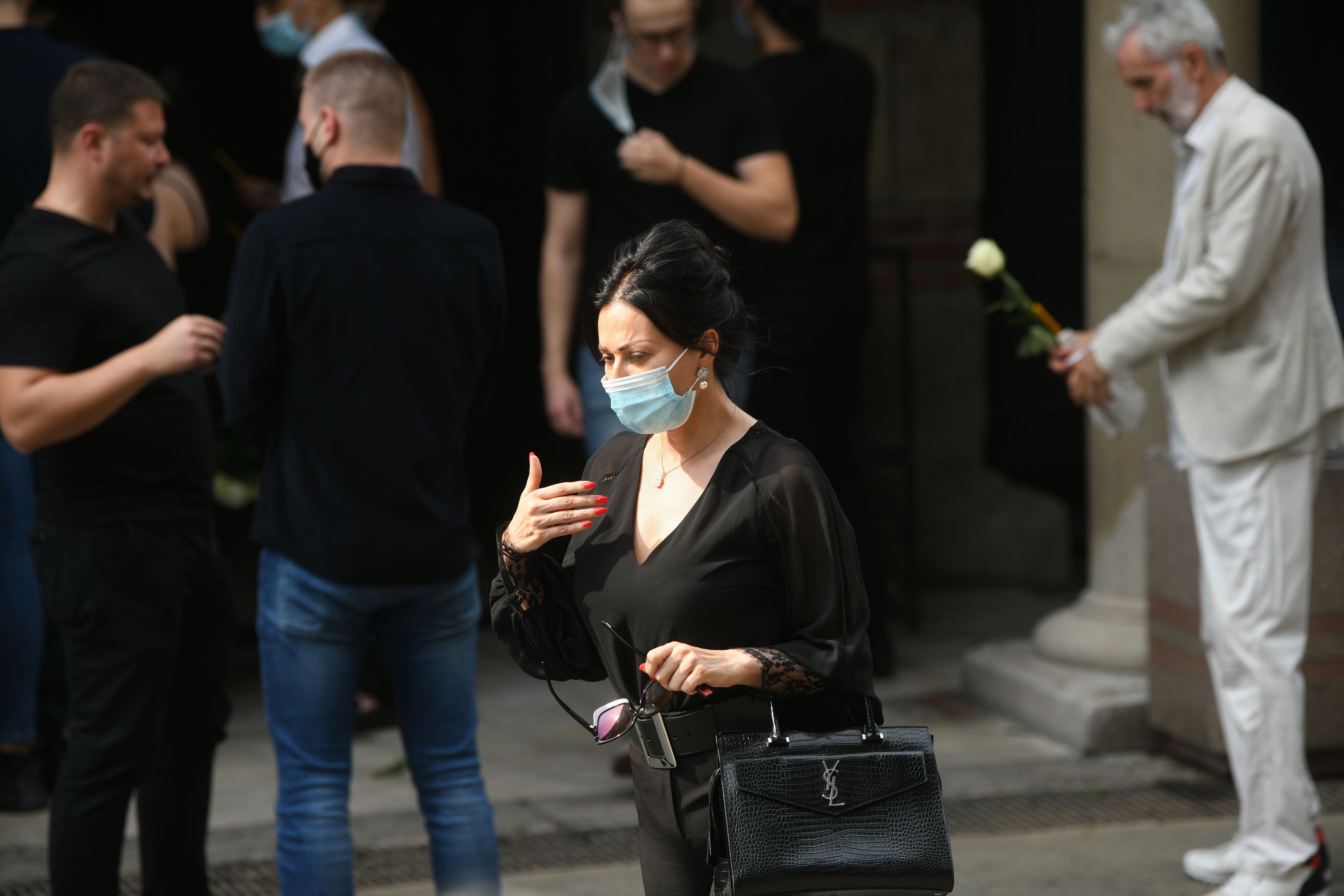 Beograd 08.08.2020. Ceca Ražnatović, Svetlana Ražnatović. Sahrana književnice Isidore Bjelica u Aleji zaslužnih građana, na Novom groblju u Beogradu. Isidora Bjelica, sahrana, Novo groblje, Aleja zaslužnih gradjana Foto: Filip Krainčanić/Nova.rs