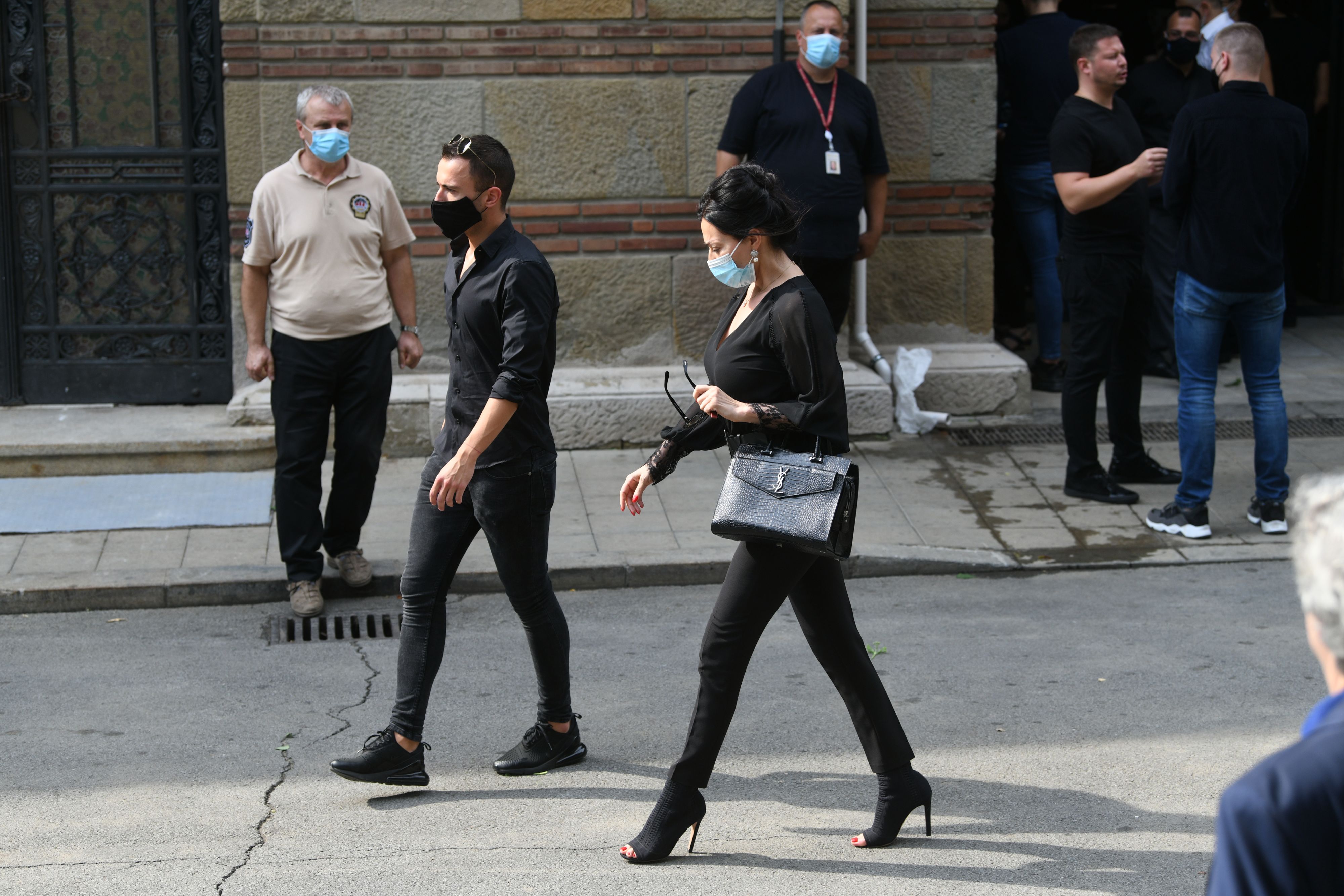 Beograd 08.08.2020. Ceca Ražnatović, Svetlana Ražnatović. Sahrana književnice Isidore Bjelica u Aleji zaslužnih građana, na Novom groblju u Beogradu. Isidora Bjelica, sahrana, Novo groblje, Aleja zaslužnih gradjana Foto: Filip Krainčanić/Nova.rs