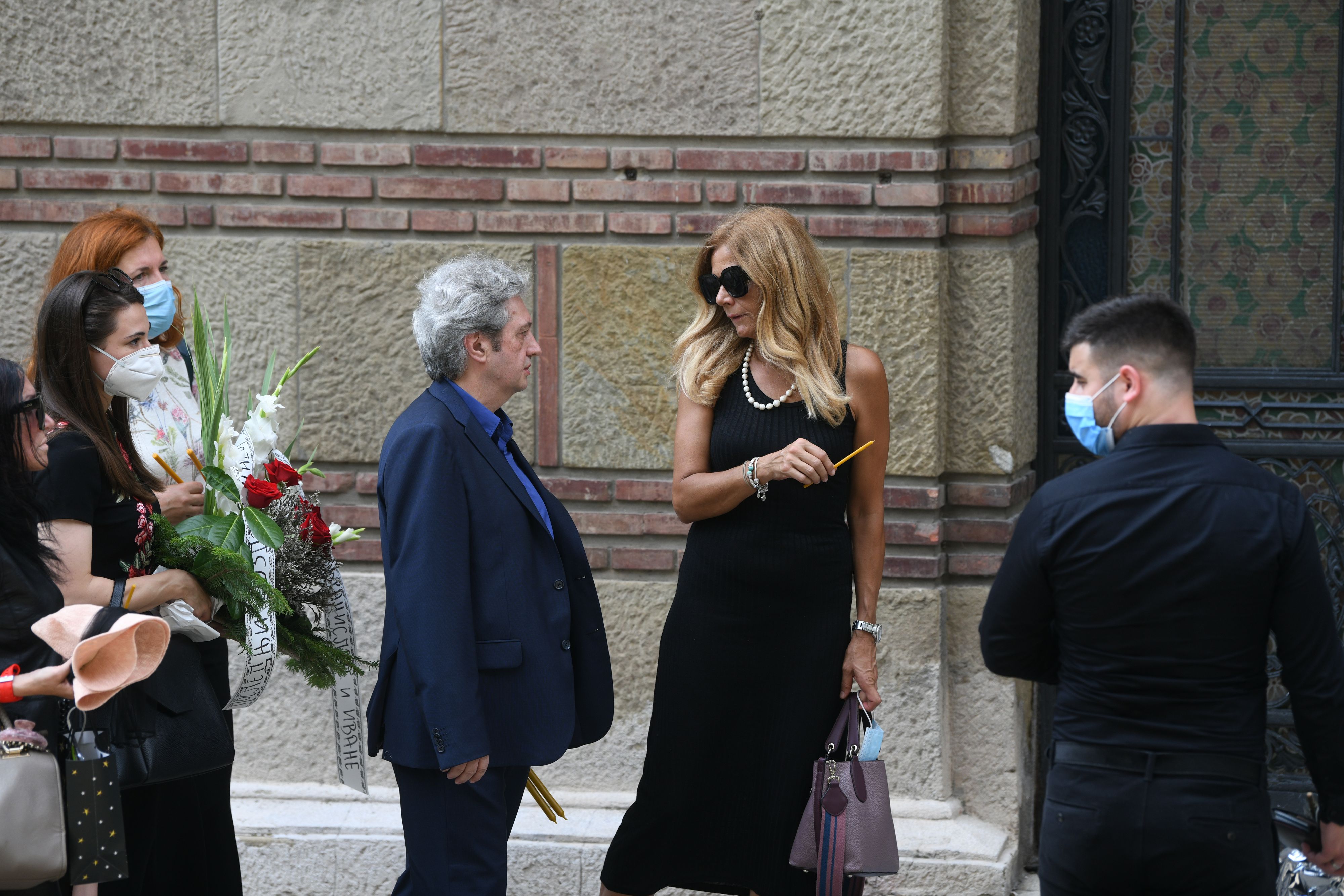 Beograd 08.08.2020. Milomir Marić, Mirjana Bobić Mojsilović. Sahrana književnice Isidore Bjelica u Aleji zaslužnih građana, na Novom groblju u Beogradu. Isidora Bjelica, sahrana, Novo groblje, Aleja zaslužnih gradjana Foto: Filip Krainčanić/Nova.rs
