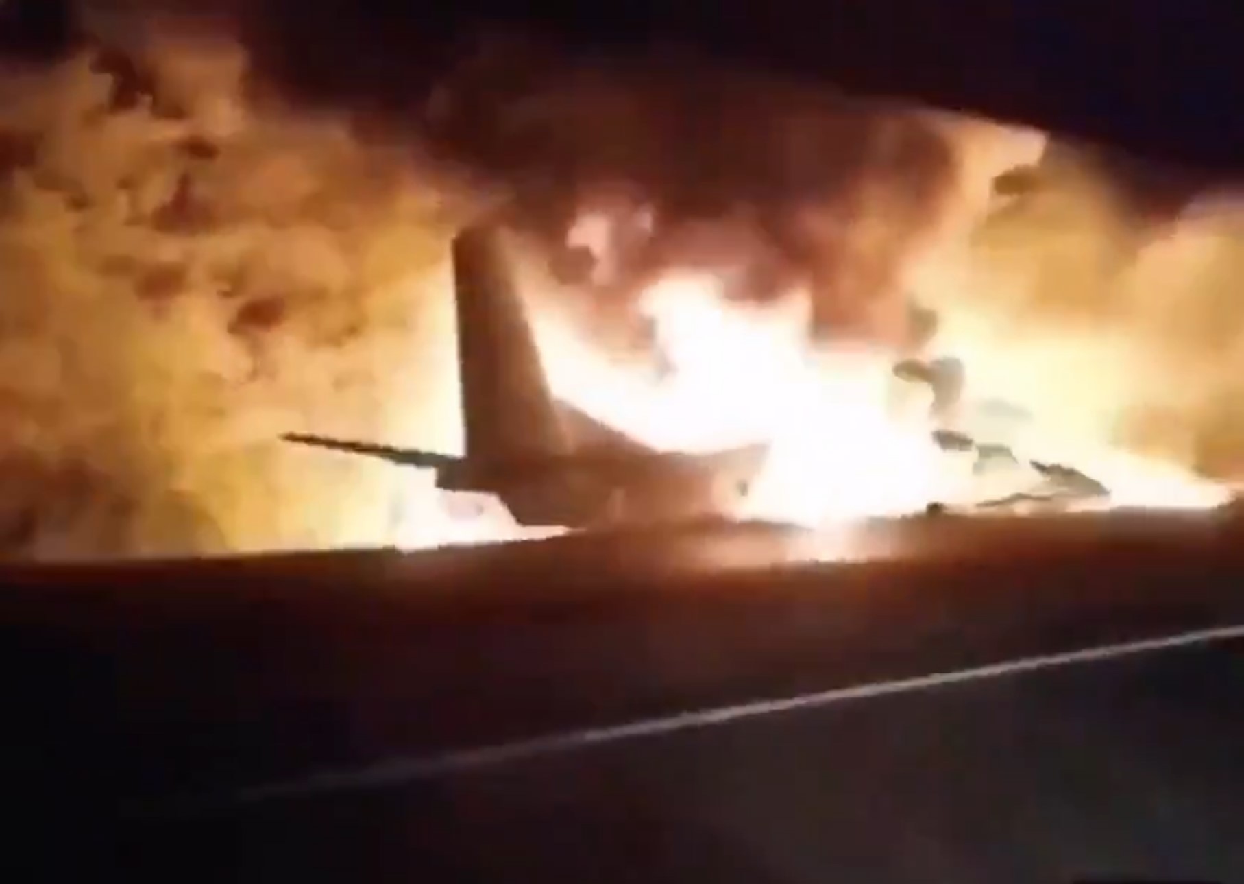Vojni transportni avion AN-26 srušio se nedaleko od grada Čugujeva u Harkovskoj oblasti, na istoku Ukrajina Foto: Printscreen/Twitter/SV News/@SVNewsAlerts