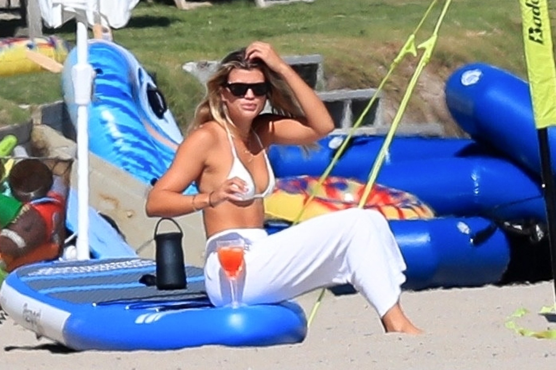 Sofia Richie enjoys her Saturday afternoon at the beach with friends