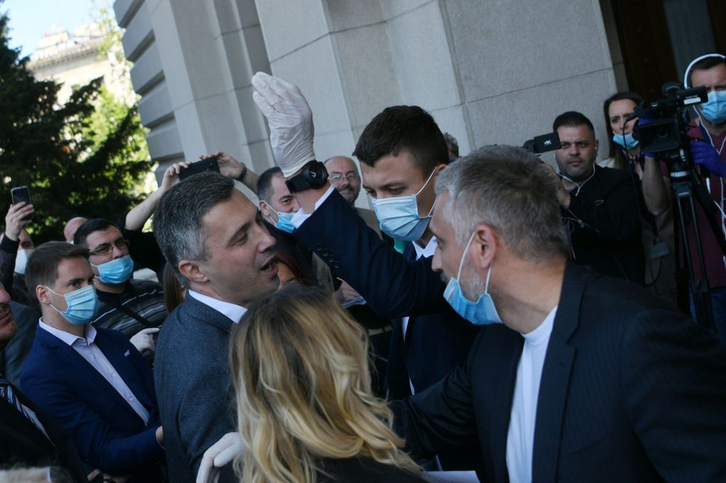Beograd 08.05.2020. Boško Obradovic i Čedomir Čeda Jovanović narodni poslanik u raspravi ispred Skupstine Srbije, Boško Obradović i Dveri blokirali ulaz u Skupštinu Srbije, Skupština Srbije, blokada, performans, protest Foto:Filip Krainčanić/Nova.rs