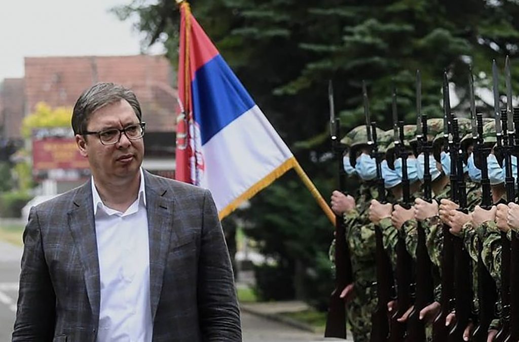 Aleksandar Vucic Predsednik Aleksandar Vučić obišao je kasarnu i prisustvovao prikazima sposobnosti tenkovske čete i modernizovane artiljerijske baterije. Predsednika je u kasarni dočekala počasna jedinica garde Vojske Srbije.
