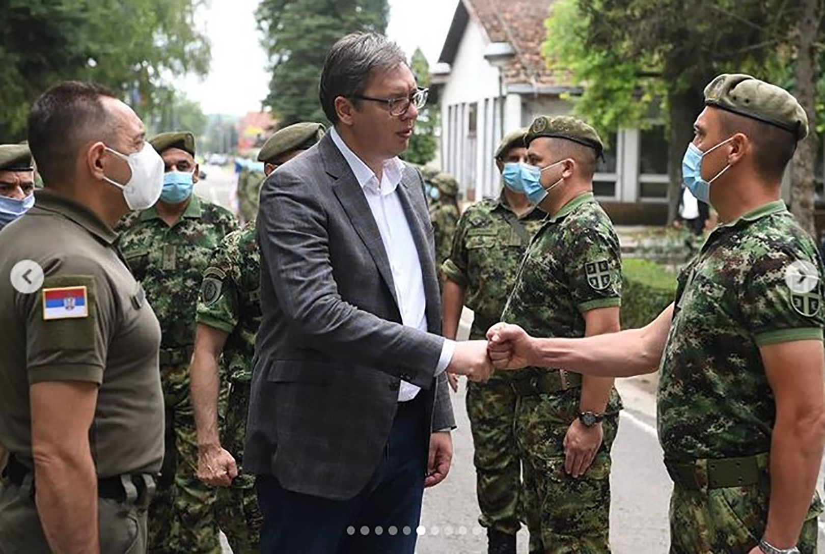 Aleksandar Vucic Predsednik Aleksandar Vučić obišao je kasarnu i prisustvovao prikazima sposobnosti tenkovske čete i modernizovane artiljerijske baterije. Predsednika je u kasarni dočekala počasna jedinica garde Vojske Srbije.