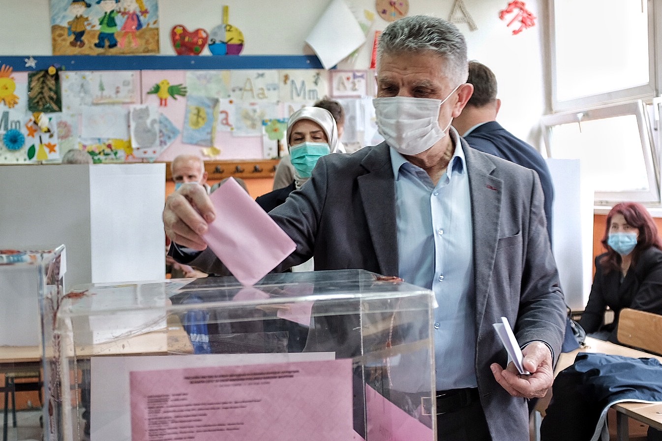 Novi Pazar, 21. juna 2020 - Na Birackom mestu 95- OS "Desanka Maksimovic"  glasao je predsednik stranke demokratkse akcije Sandzaka dr. Sulejman Ugljanin. FOTO TANJUG/ IRFAN LICINA/bs