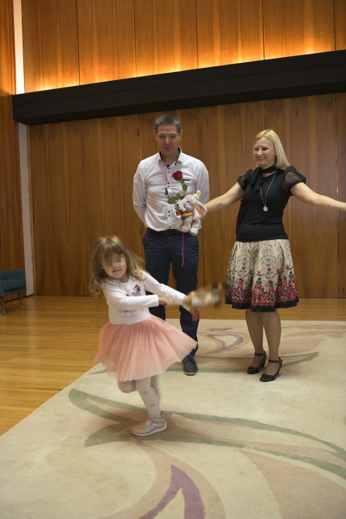 Beograd 19. jun 2020. Usvojena devojcica vracena usvojiteljima Borisavu i Biljani Savić iz Beograda vraćena je usvojena devojčica, koju su im oduzeli radnici Centra za socijalni rad iz Subotice Foto:Zoran Lončarević/Nova.rs