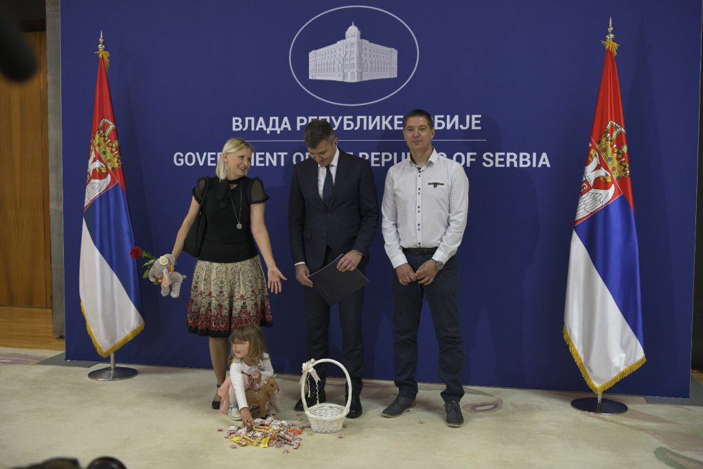 Beograd 19. jun 2020. Usvojena devojcica vracena usvojiteljima Borisavu i Biljani Savić iz Beograda vraćena je usvojena devojčica, koju su im oduzeli radnici Centra za socijalni rad iz Subotice Foto:Zoran Lončarević/Nova.rs