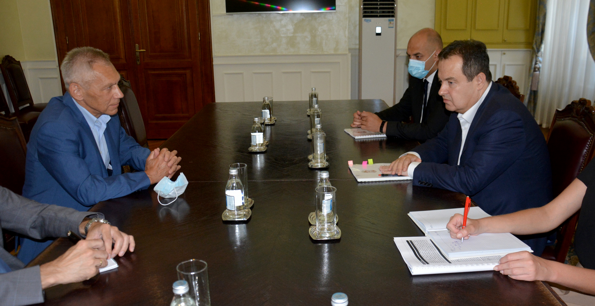 Beograd, 29. jula 2020 - Prvi potpredsednik Vlade Srbije i ministar spoljnih poslova Ivica Dacic sastao se danas sa ambasadorom Rusije u Srbiji Aleksandar Bocan-Harcenkom. TANJUG/ MINISTARSTVO SPOLJNIH POSLOVA / OGNJEN STEVANOVIC/bs