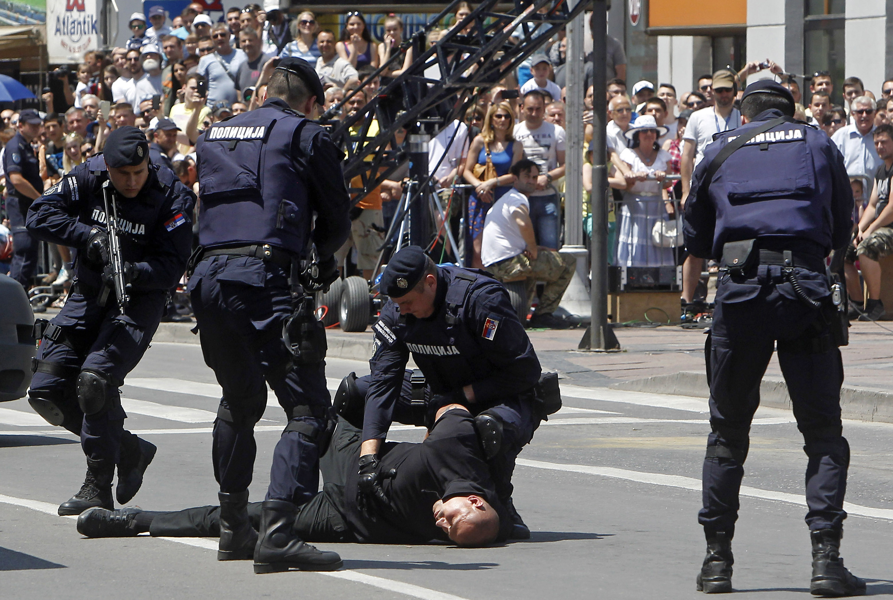policija napad privođenje