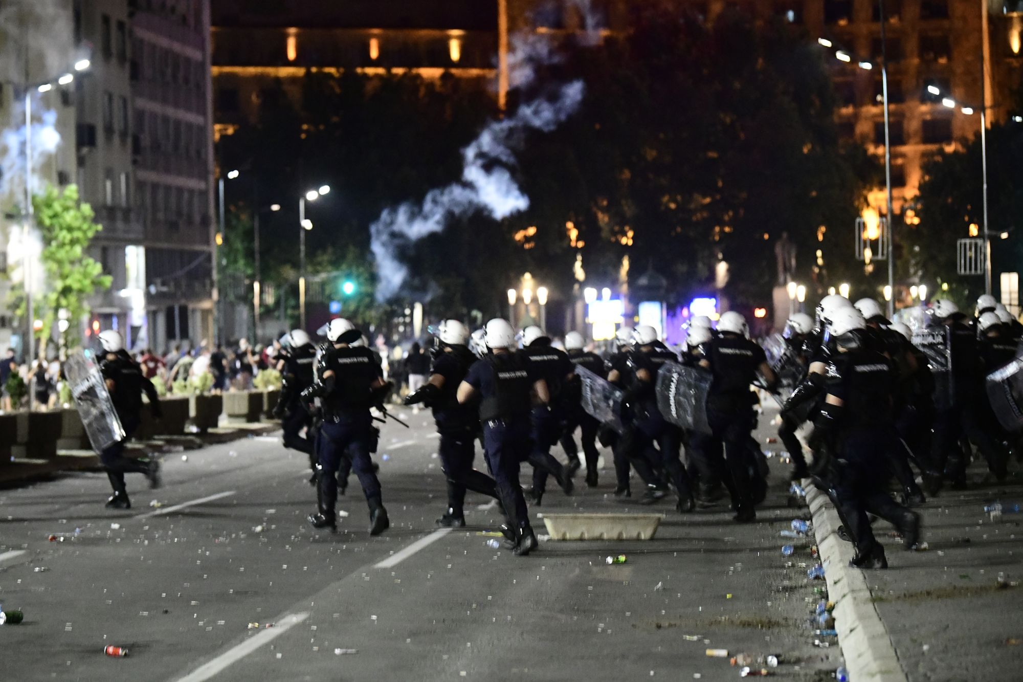 Beograd 10.07.2020. Juriš, stampedo. Policija, incident, huligani, huligan, provokator, Skupština Srbije, protest, četvrti dan, 4 dan Foto: Goran Srdanov/Nova.rs