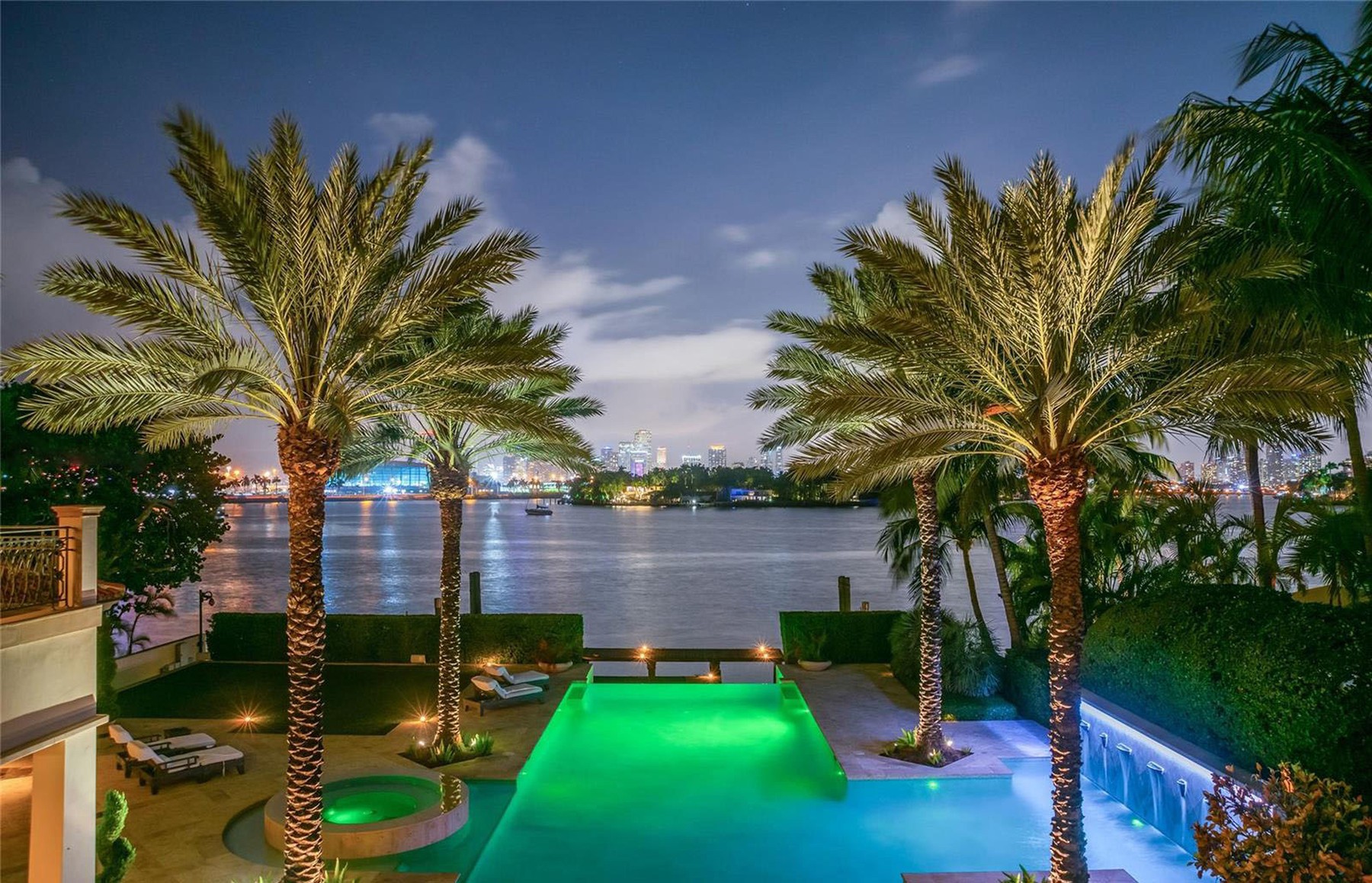 Jennifer Lopez and Alex Rodriguez have reportedly splashed out a bank-busting $40 million on a waterfront estate in Miami.