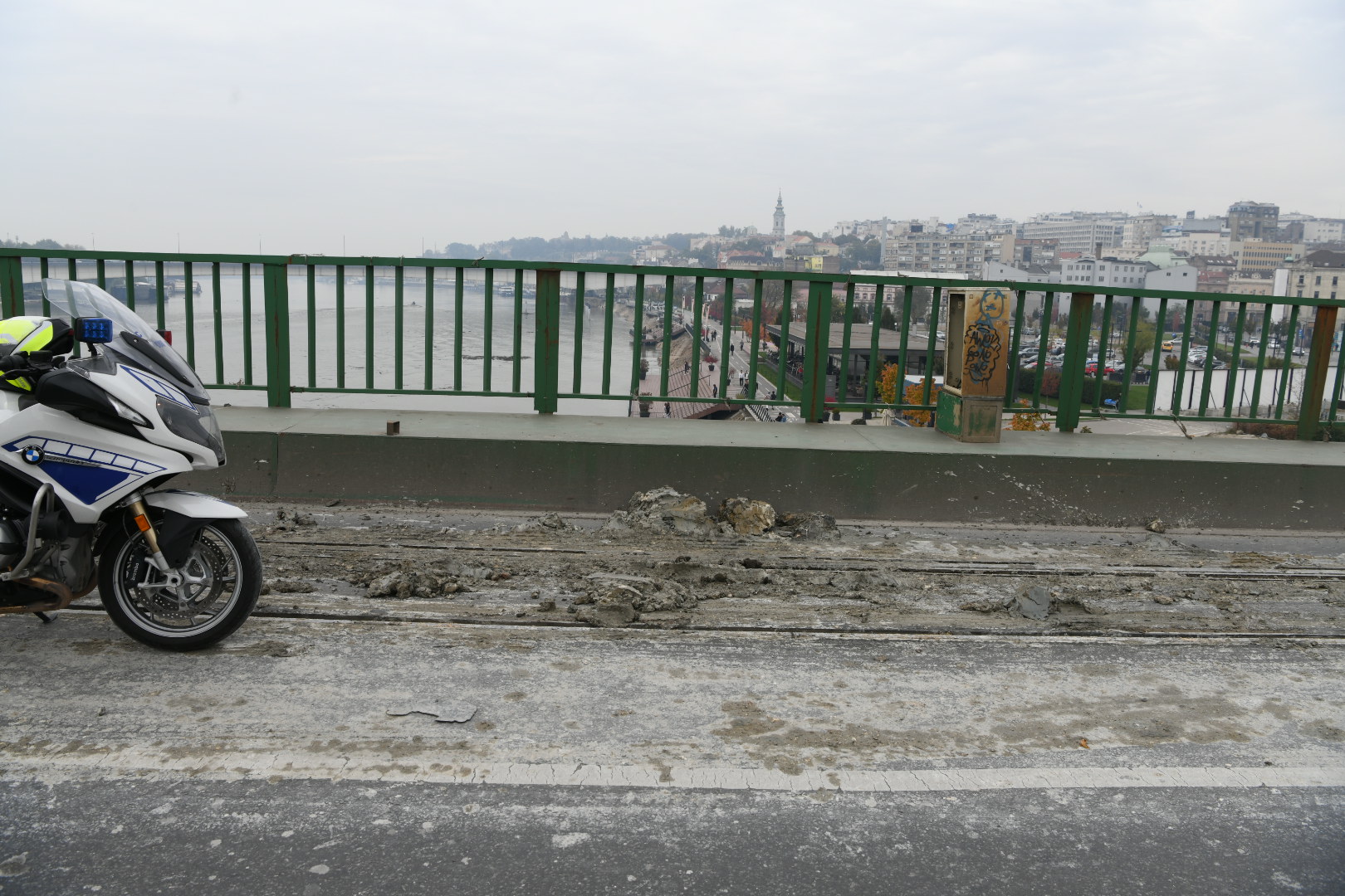 Beograd, 24.10.2020. Savski most, poispadalo blato iz kamiona, ne idu tramvaji, kolaps, otežan saobraćaj, šine tramvajske, tramvaj, saobraćajna policija Foto: Vesna Lalić/Nova.rs