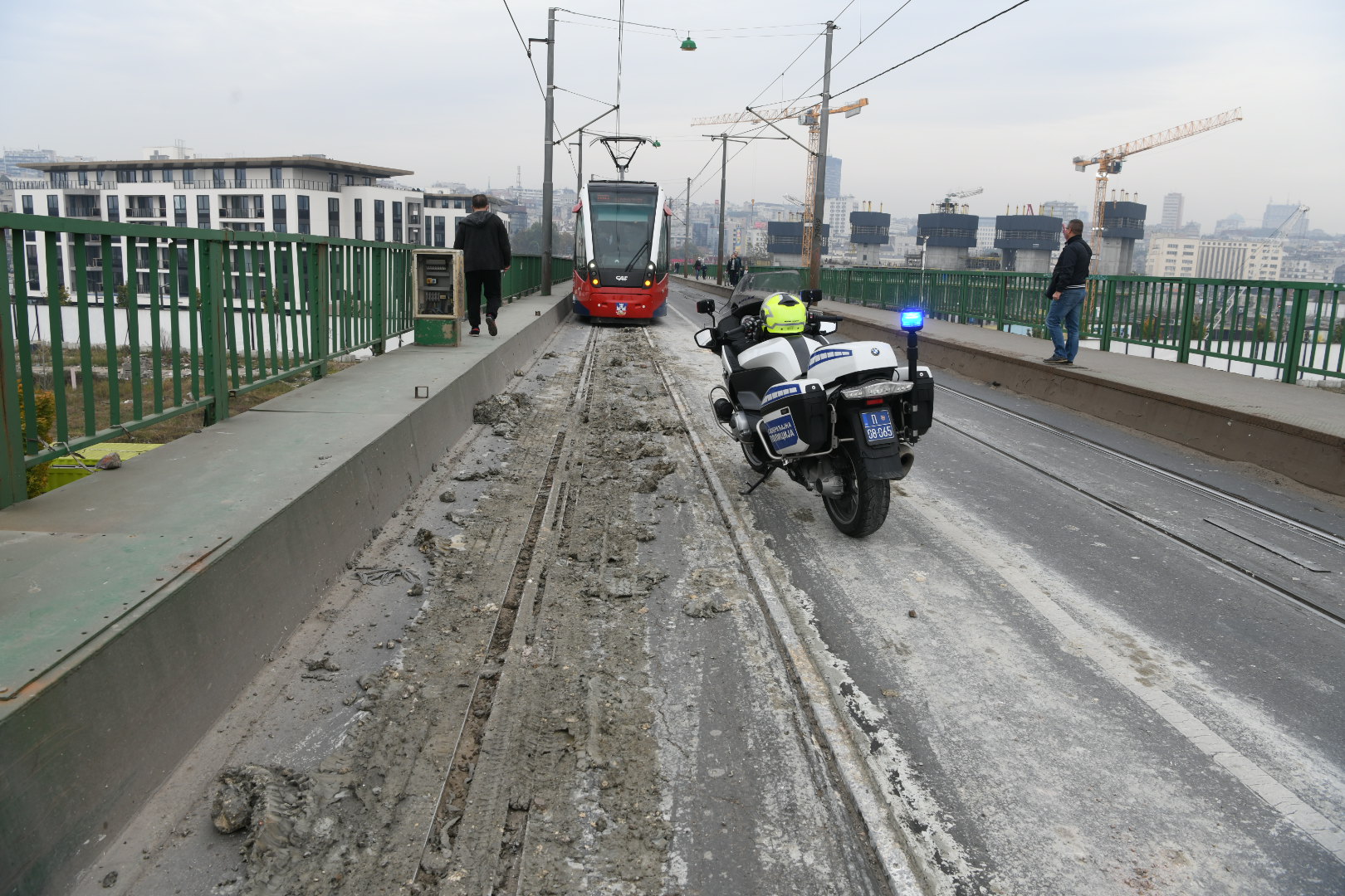 Beograd, 24.10.2020. Savski most, poispadalo blato iz kamiona, ne idu tramvaji, kolaps, otežan saobraćaj, šine tramvajske, tramvaj, saobraćajna policija Foto: Vesna Lalić/Nova.rs