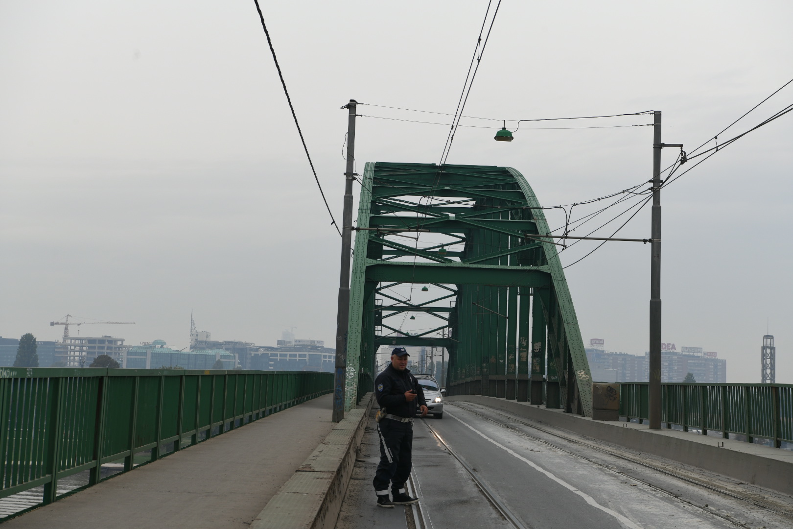 Beograd, 24.10.2020. Savski most, poispadalo blato iz kamiona, ne idu tramvaji, kolaps, otežan saobraćaj, šine tramvajske, tramvaj, saobraćajna policija Foto: Vesna Lalić/Nova.rs