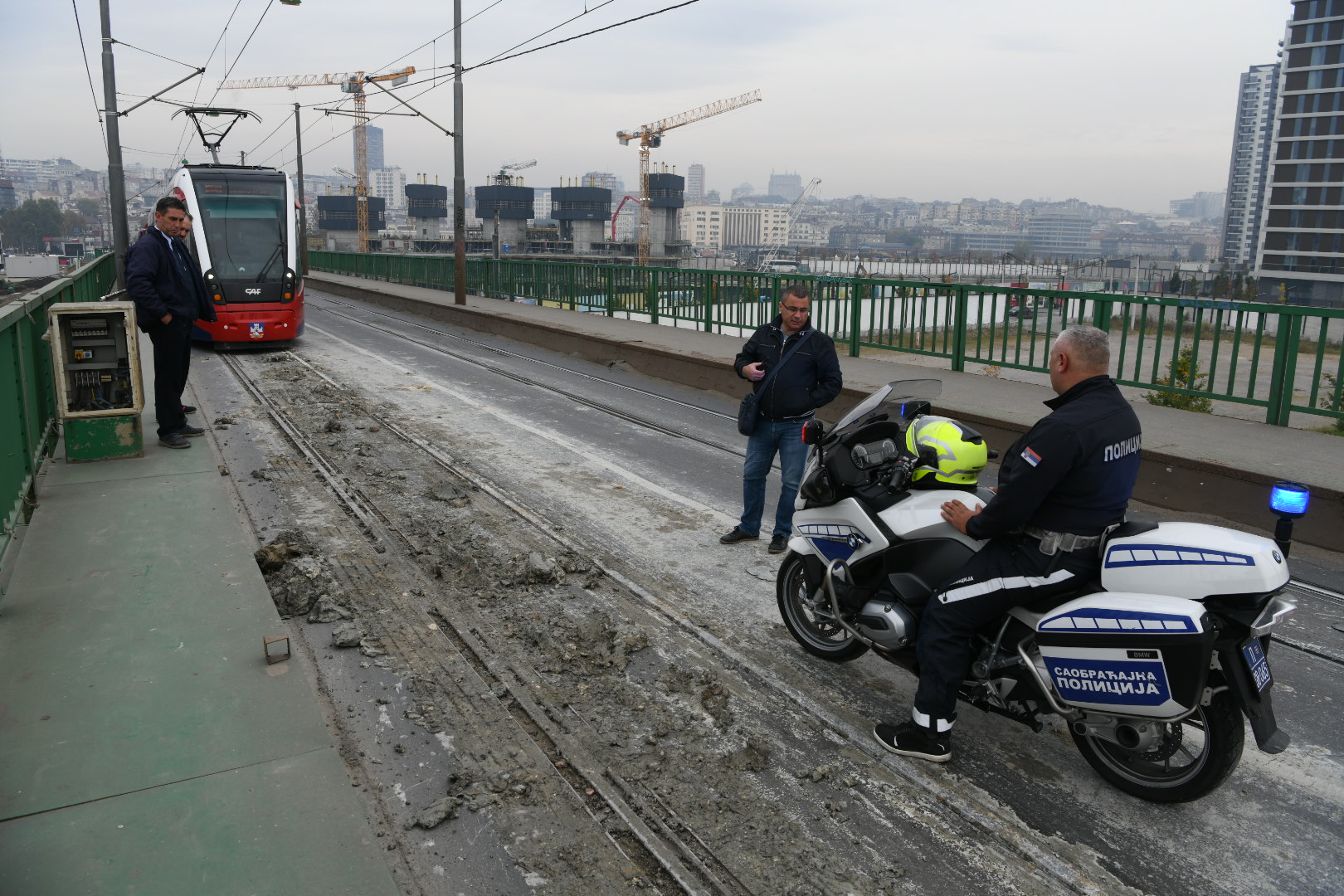 Beograd, 24.10.2020. Savski most, poispadalo blato iz kamiona, ne idu tramvaji, kolaps, otežan saobraćaj, šine tramvajske, tramvaj, saobraćajna policija Foto: Vesna Lalić/Nova.rs