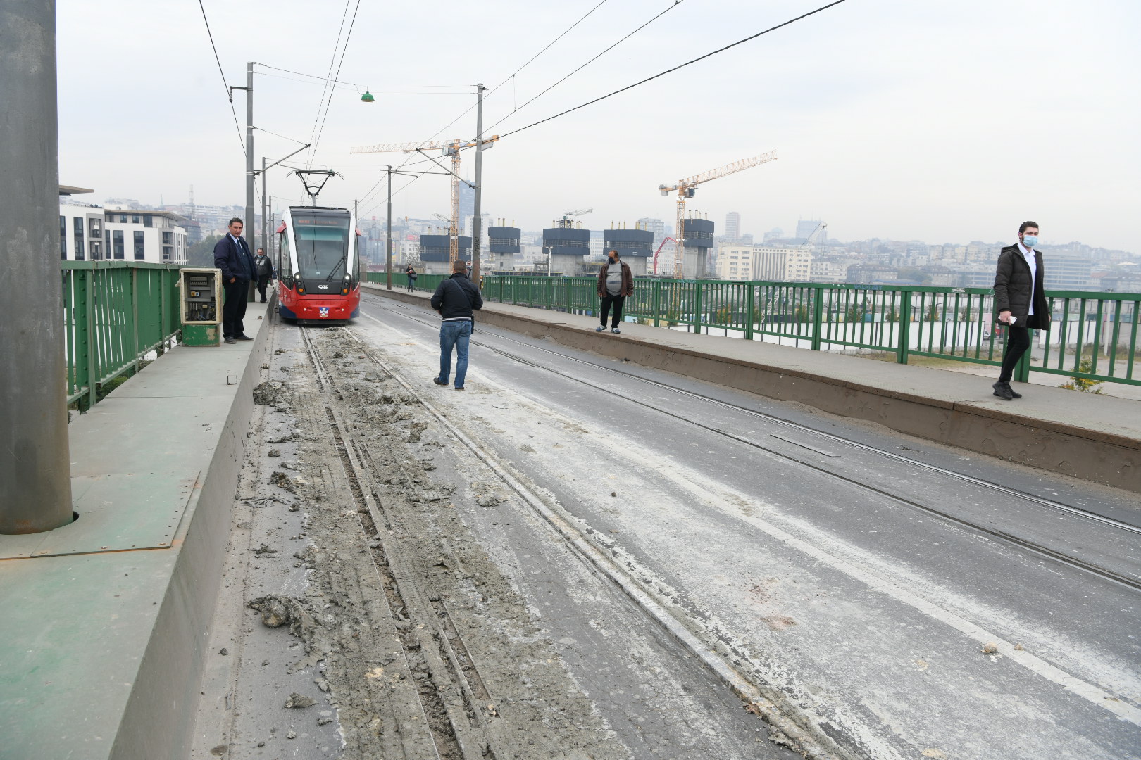 Beograd, 24.10.2020. Savski most, poispadalo blato iz kamiona, ne idu tramvaji, kolaps, otežan saobraćaj, šine tramvajske, tramvaj Foto: Vesna Lalić/Nova.rs