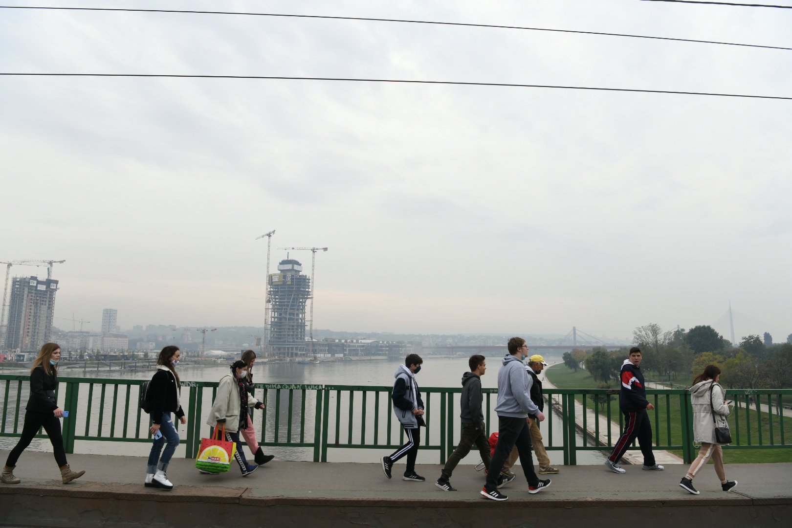 Beograd, 24.10.2020. Savski most, poispadalo blato iz kamiona, ne idu tramvaji, kolaps, otežan saobraćaj, šine tramvajske, tramvaj Foto: Vesna Lalić/Nova.rs