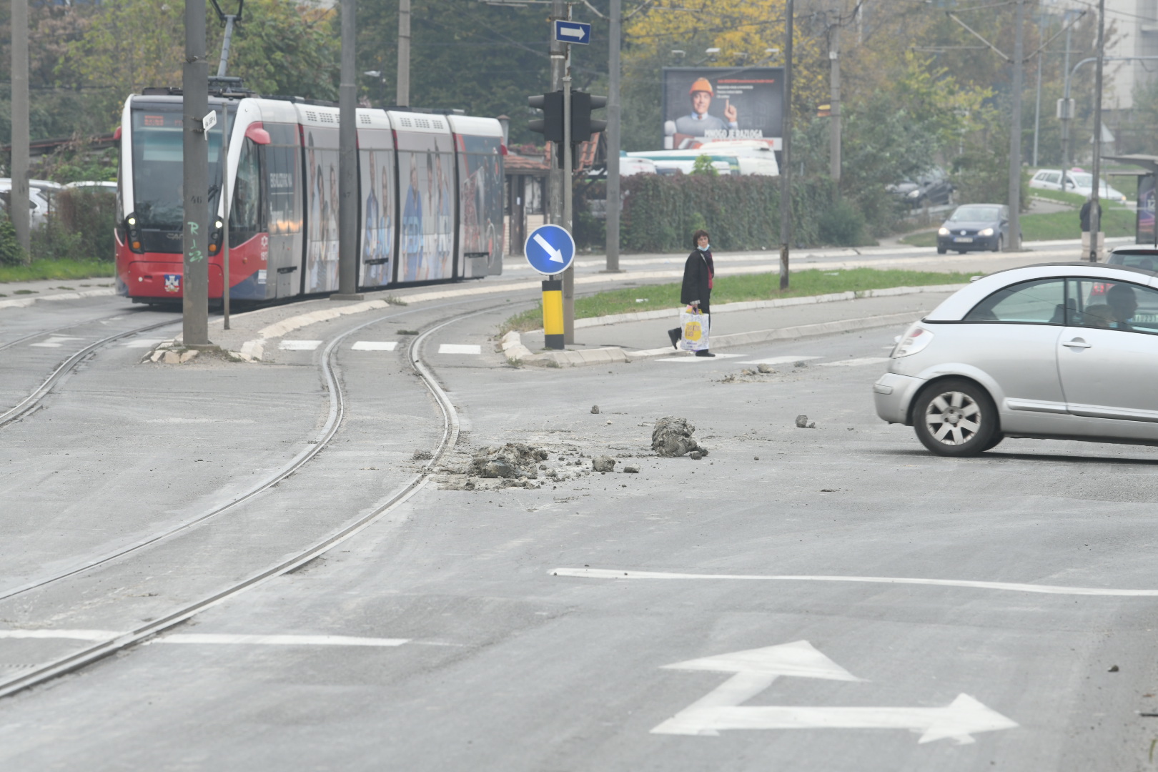 Beograd, 24.10.2020. Savski most, poispadalo blato iz kamiona, ne idu tramvaji, kolaps, otežan saobraćaj, šine tramvajske, tramvaj Foto: Vesna Lalić/Nova.rs