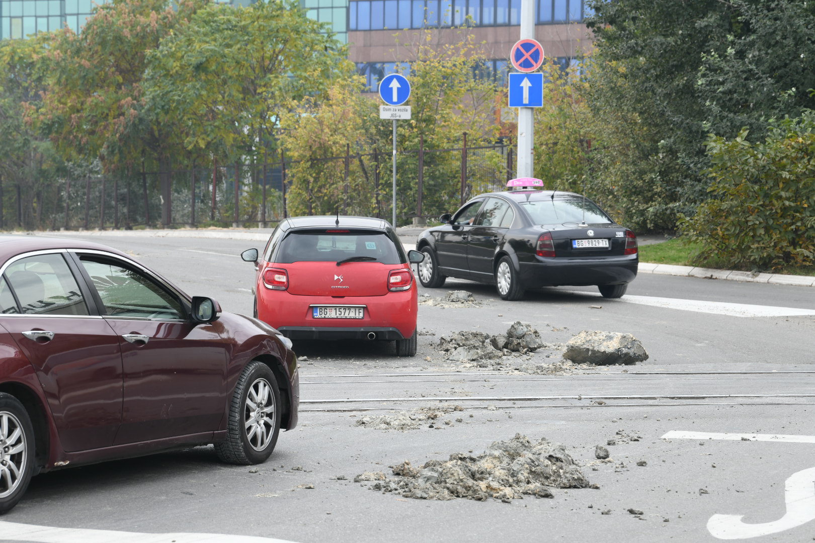 Beograd, 24.10.2020. Savski most, poispadalo blato iz kamiona, ne idu tramvaji, kolaps, otežan saobraćaj, šine tramvajske, tramvaj Foto: Vesna Lalić/Nova.rs