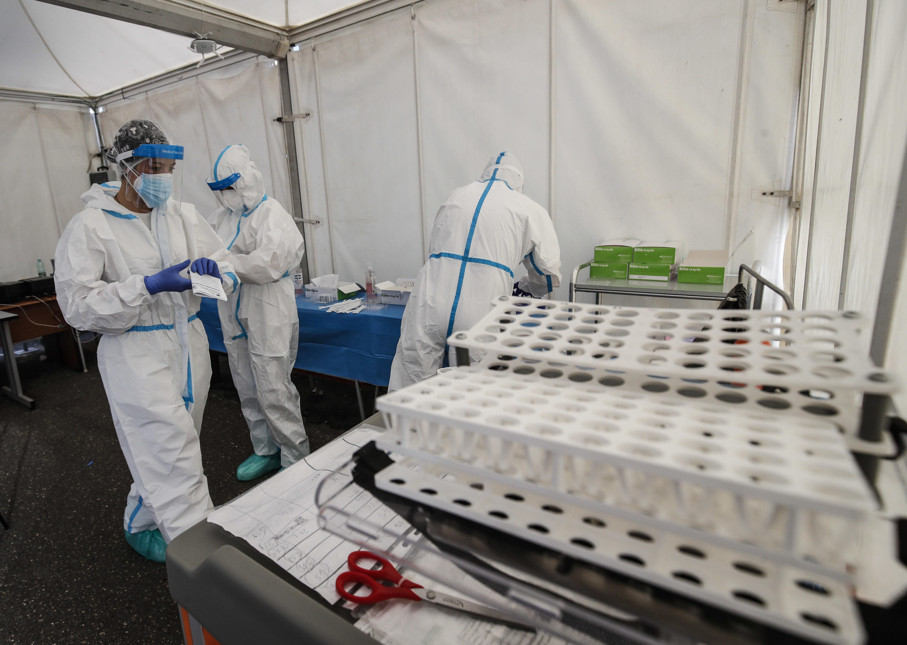 epa08765236 Health workers, wearing overalls and protective masks, perform swab tests in a parking lot, in Tor di Quinto avenue, in Rome, Italy, 22 October 2020.  EPA-EFE/GIUSEPPE LAMI