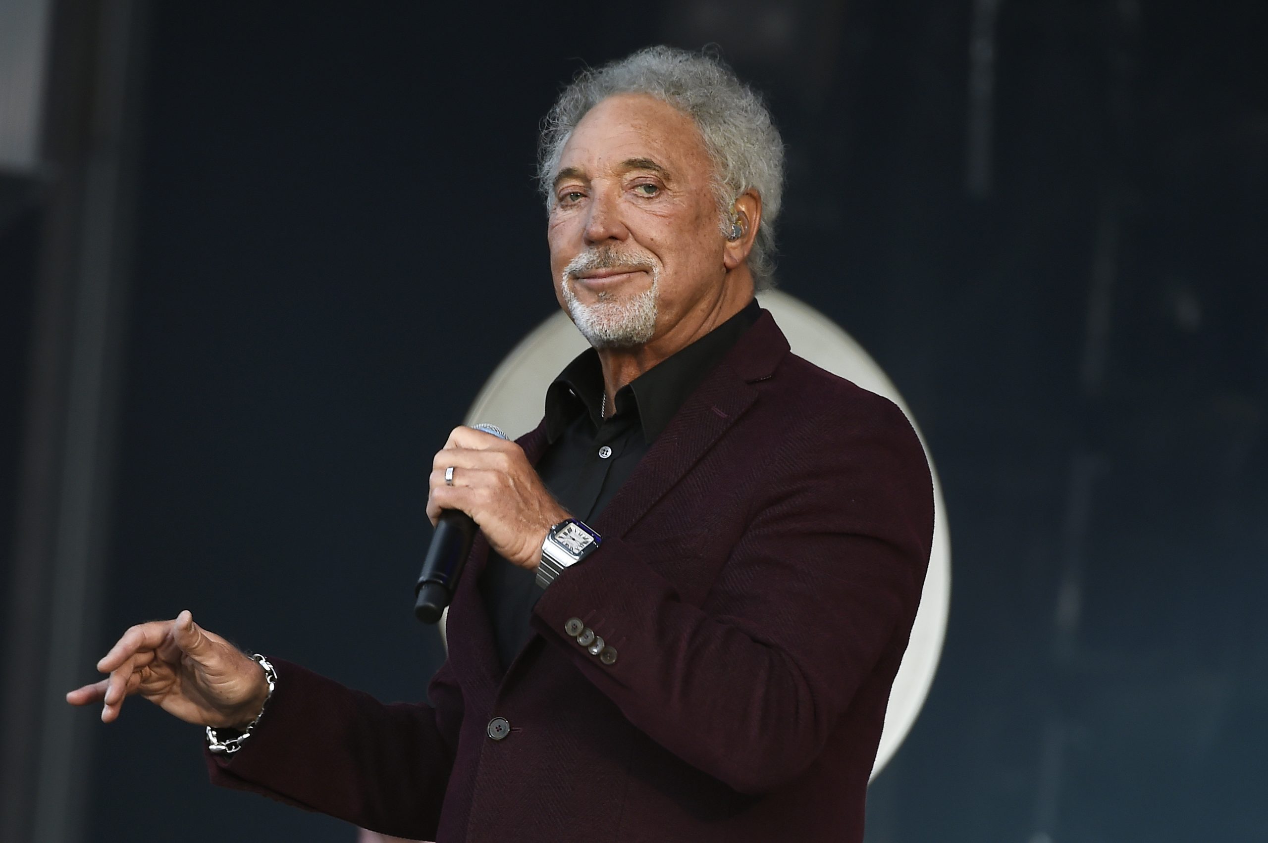 epa04851486 British singer Tom Jones performs during a concert at the 24th annual Les Vieilles Charrues Festival in Carhaix, France, 17 July 2015. The music festival runs from 16 to 19 July.  EPA/HUGO MARIE
