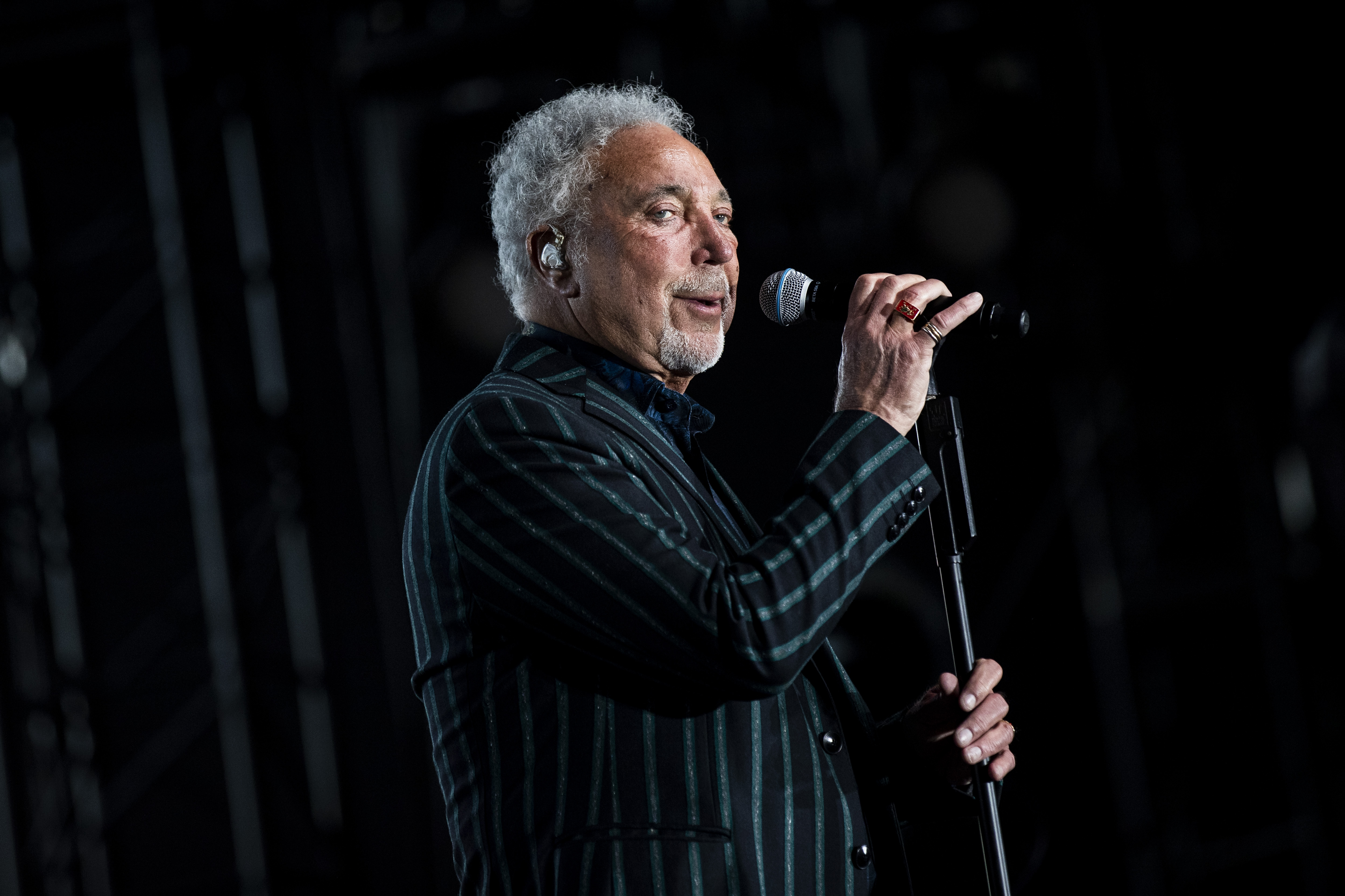 epa07535569 Welsh singer Tom Jones performs on stage during the Stagecoach Festival 2019 in Indio, near Palm Springs, California, USA, 28 April 2019. The festival runs from 26 to 28 April 2019.  EPA-EFE/ETIENNE LAURENT