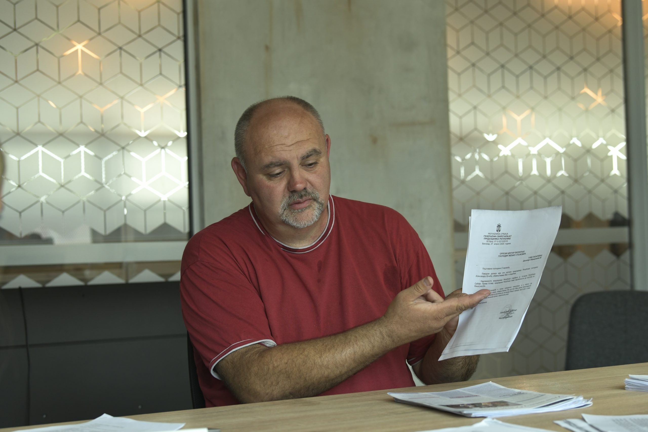 Željko Stojković, uzbunjivač . Zloupotrebe eps u mestu Vreoci, zbog cega se nasao na meti direktora tog preduzeća