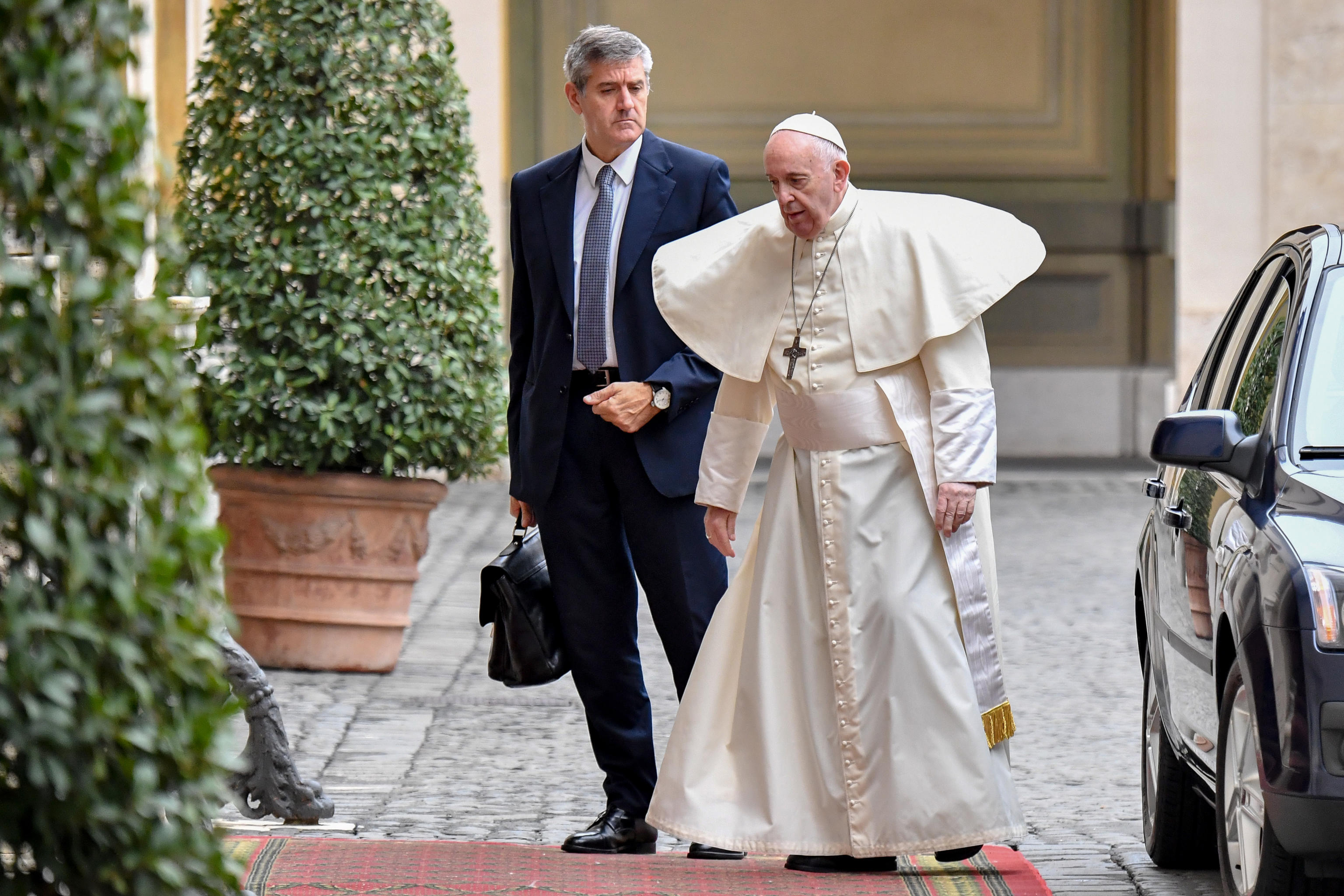 epa08695947 Pope Francis (R) arrives for a private audience with Poland's President Andrzej Duda, at San Sammaso courtyard in the Vatican City, 25 September 2020.  EPA-EFE/ALESSANDRO DI MEO