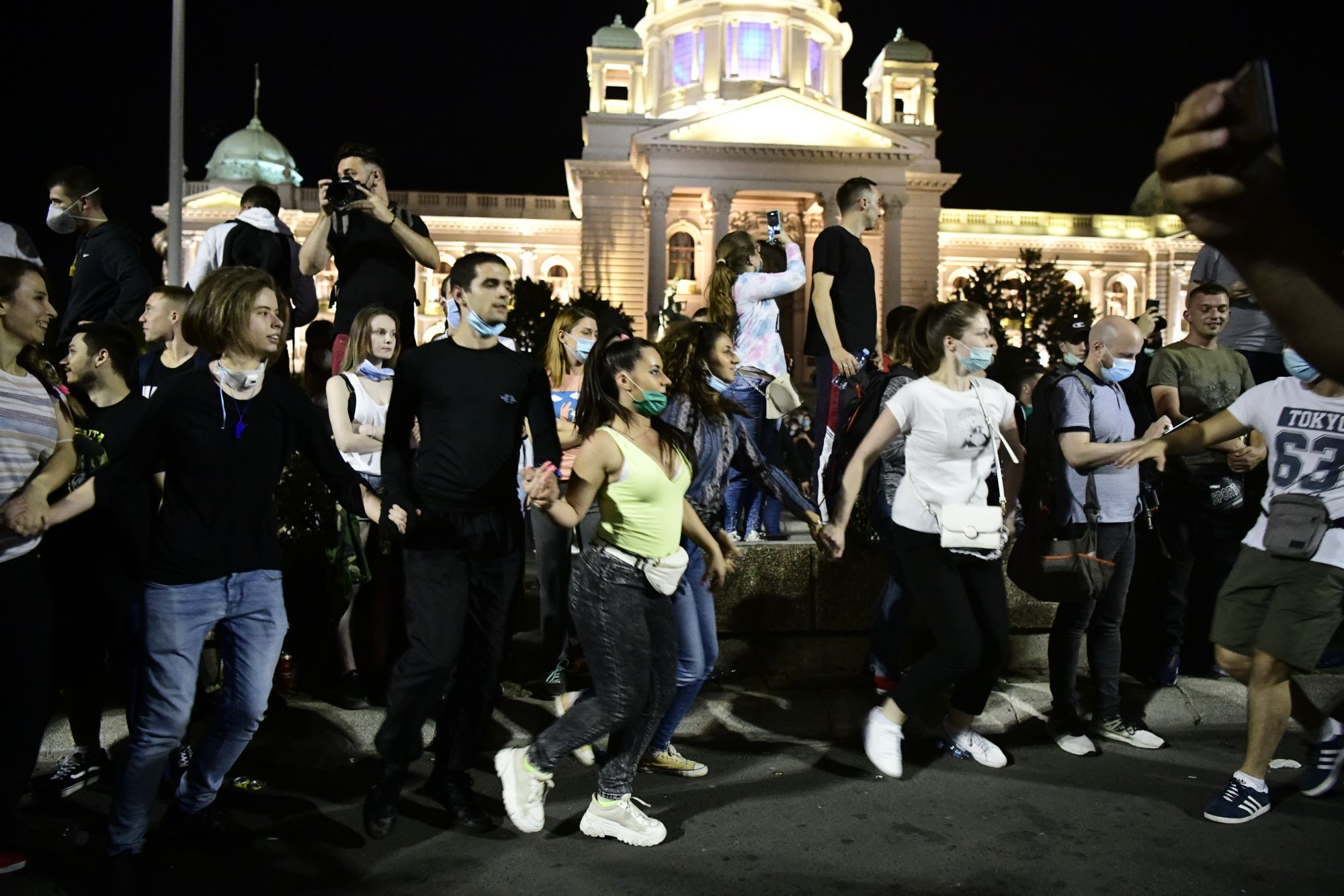 Beograd 09.07.2020. Kolo, igranje kola. Protest, treći dan, demonstracije, Skupština Srbije, sedenje, mirni protest, ne nasedaj, sedi Foto: Goran Srdanov/Nova.rs