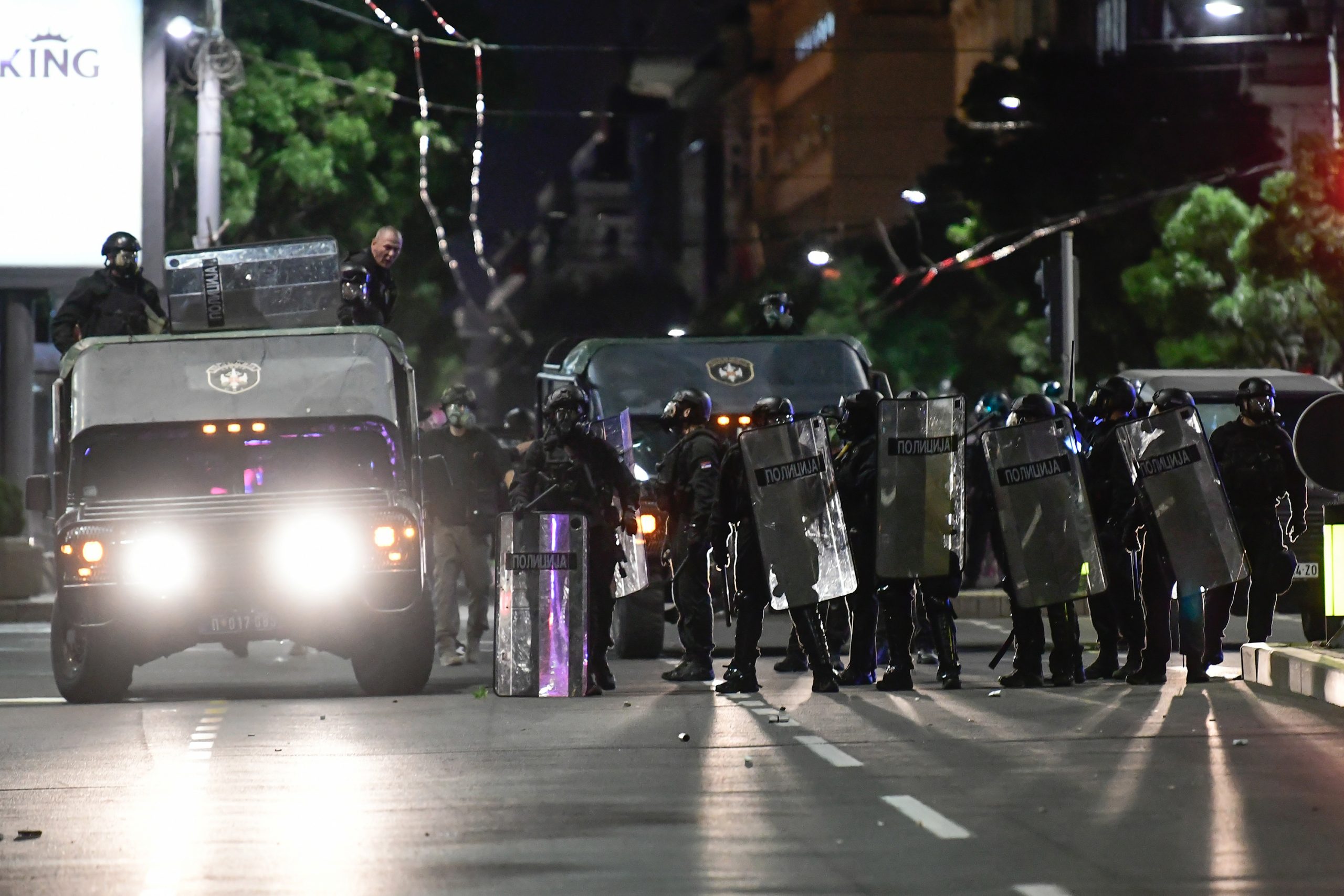 Beograd 07.07.2020. Protest ispred zgrade Narodne skupštine zbog najave uvodjenja policijskog časa. Skupština, Narodna skupština, narod, protest, demonstracija, demonstranti, policija, žandarmerija, borno vozilo, borna vozila Foto: Goran Srdanov/Nova.rs