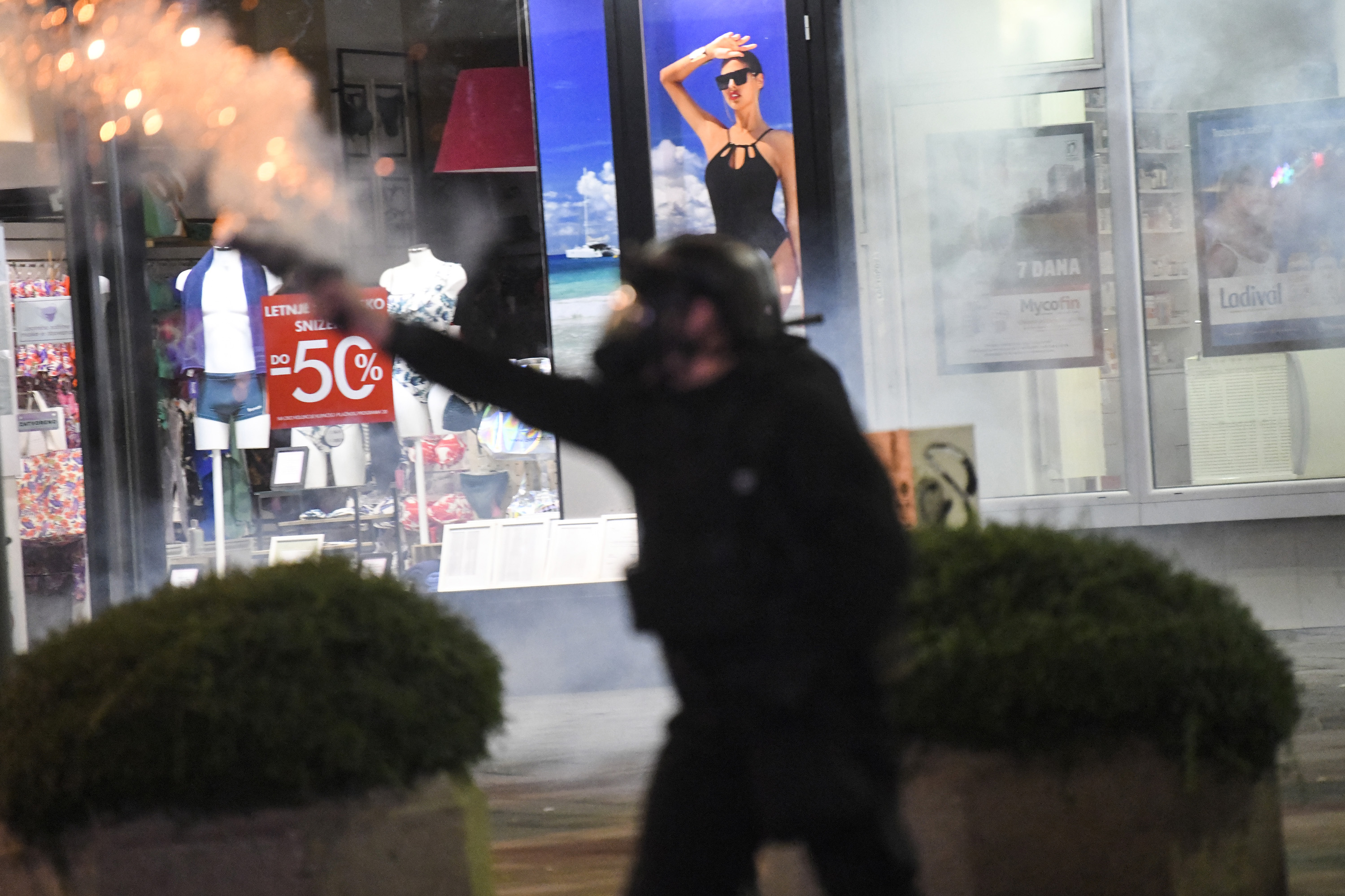 Beograd 07.07.2020. Protest ispred zgrade Narodne skupštine zbog najave uvodjenja policijskog časa. Skupština, Narodna skupština, narod, protest, demonstracija, demonstranti, policija, žandarmerija, suzavac Foto: Nemanja Jovanović/Nova.rs