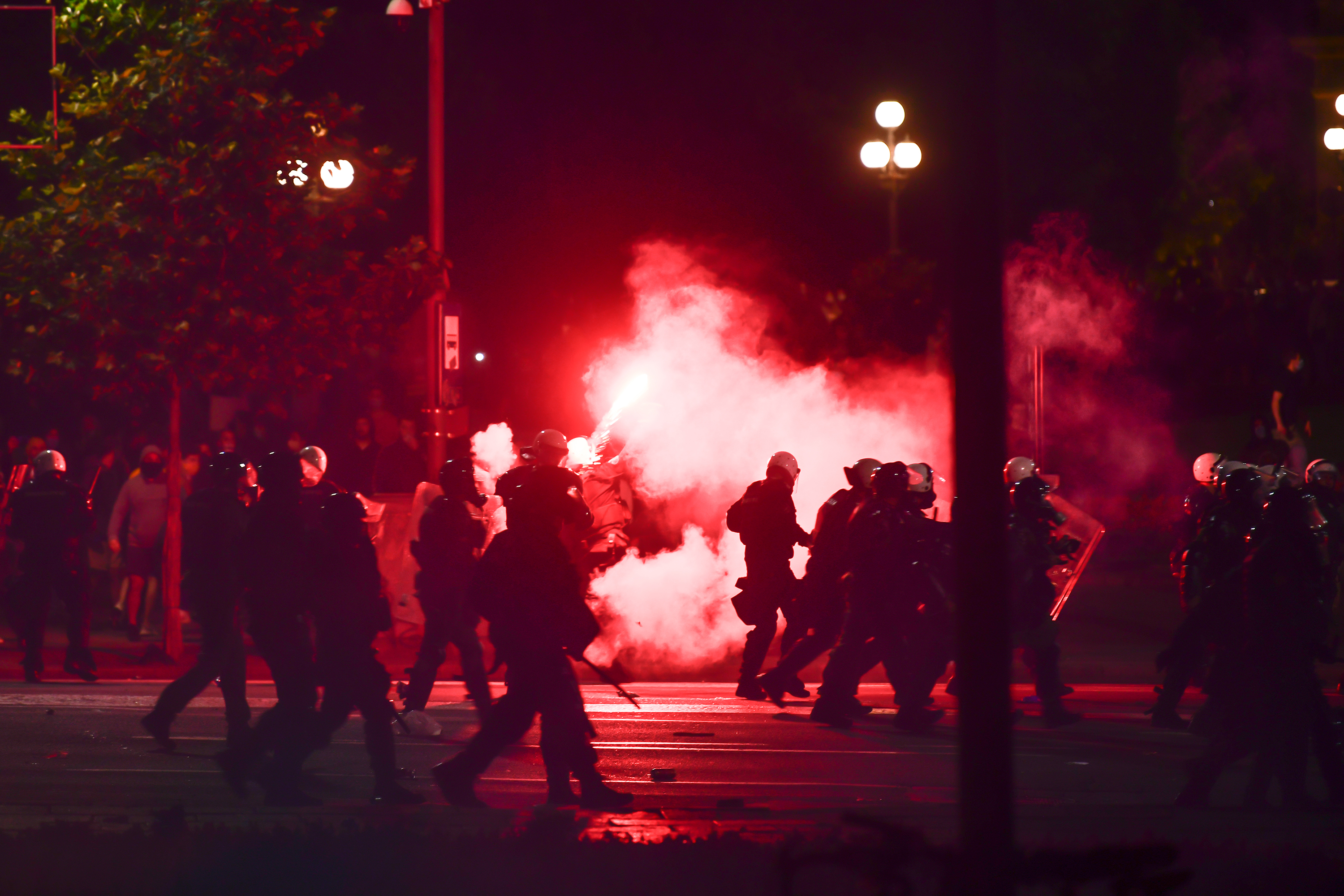 Beograd 07.07.2020. Protest ispred zgrade Narodne skupštine zbog najave uvodjenja policijskog časa. Skupština, Narodna skupština, narod, protest, demonstracija, demonstranti, policija, žandarmerija, suzavac Foto: Goran Srdanov/Nova.rs
