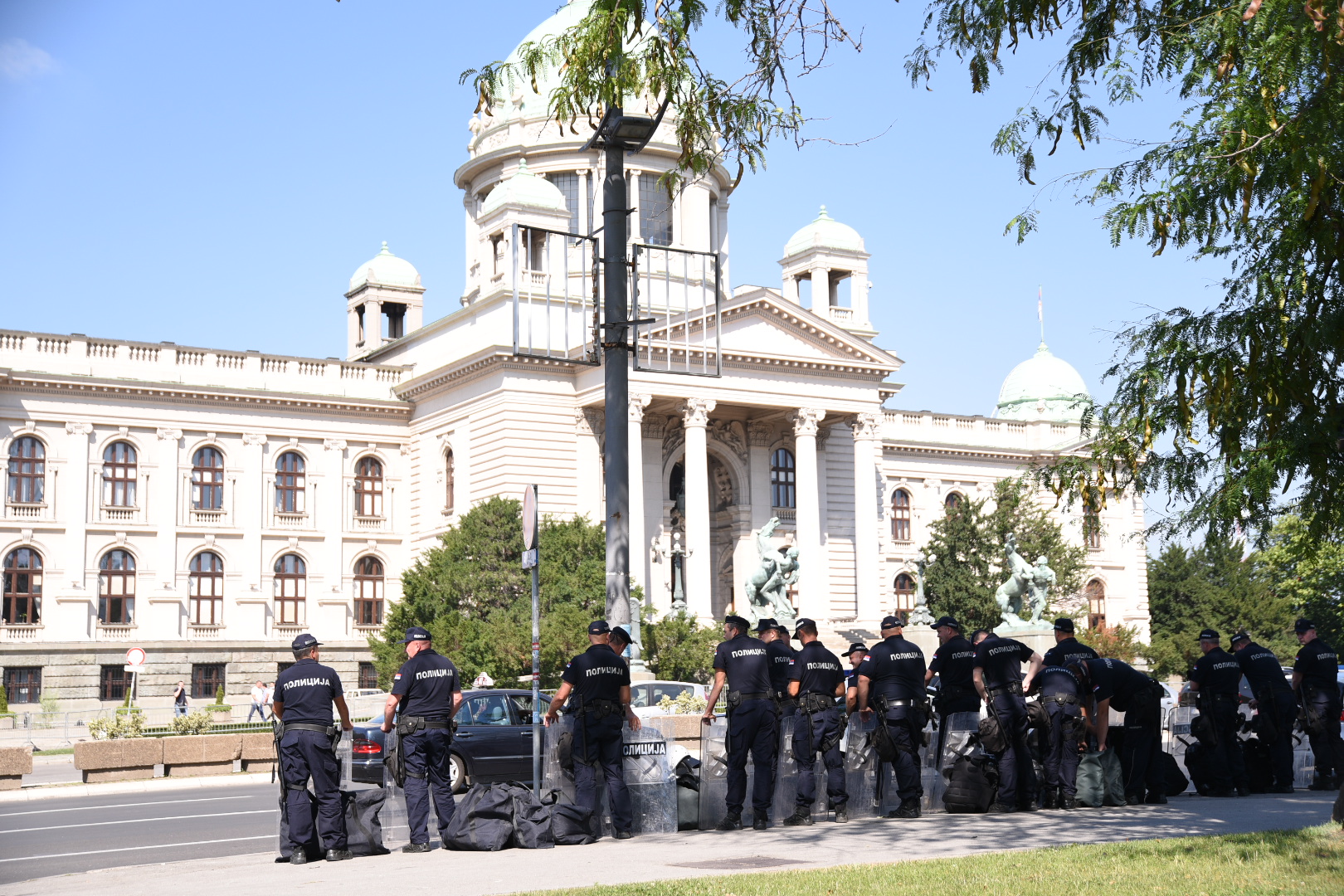 Beograd 08.07.2020. Policija, Skupština Srbije, park, okupljanje policije oko doma Narodne skupštine, drugi dan demonstracija Foto: Dragan Mujan/Nova.rs