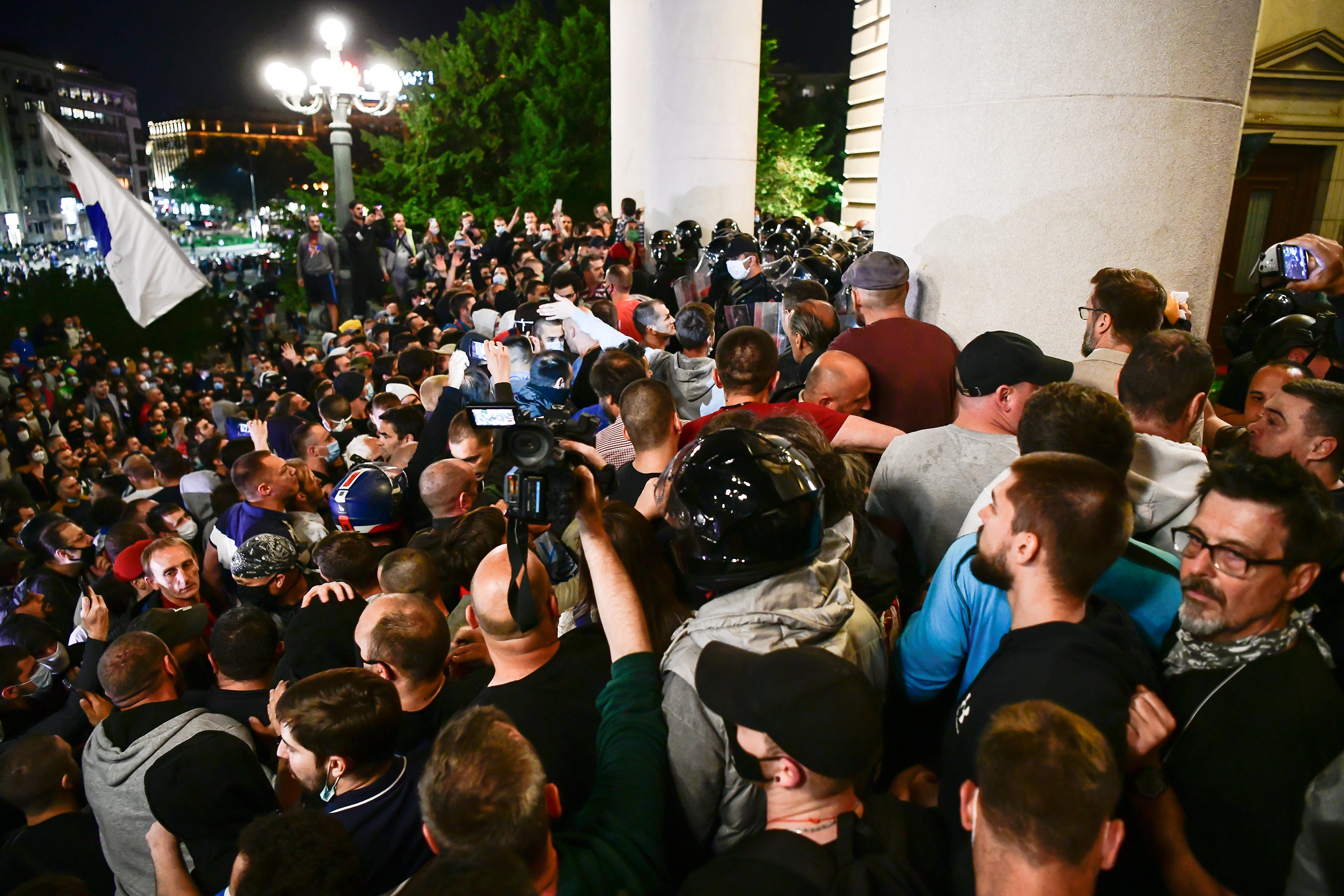 Beograd 07.07.2020. Protest ispred zgrade Narodne skupštine zbog najave uvodjenja policijskog časa. Skupština, Narodna skupština, narod, protest, demonstracija, demonstranti, policija, žandarmerija Foto: Goran Srdanov/Nova.rs