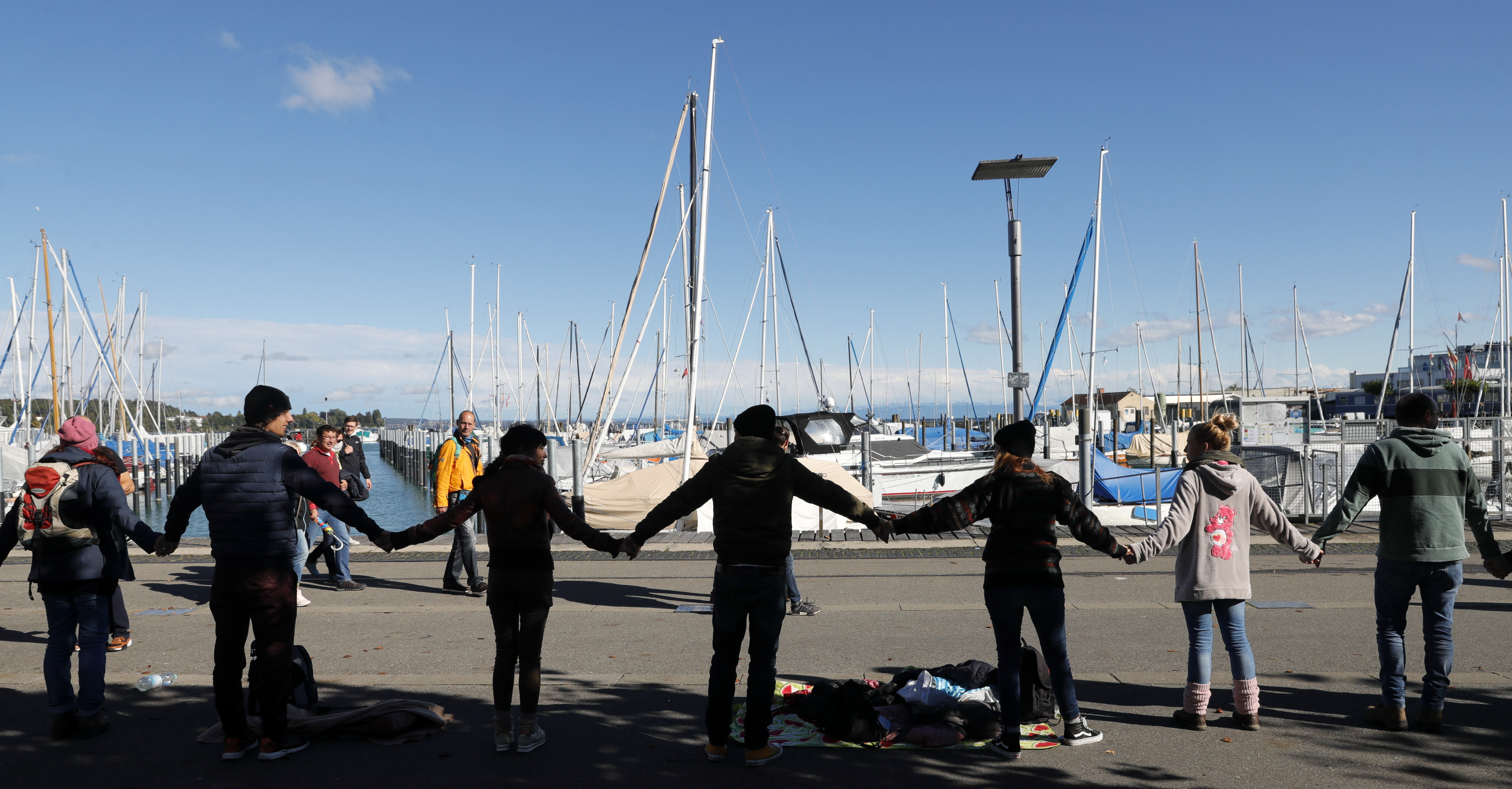Human chain held for peace in Konstanz koronavirus