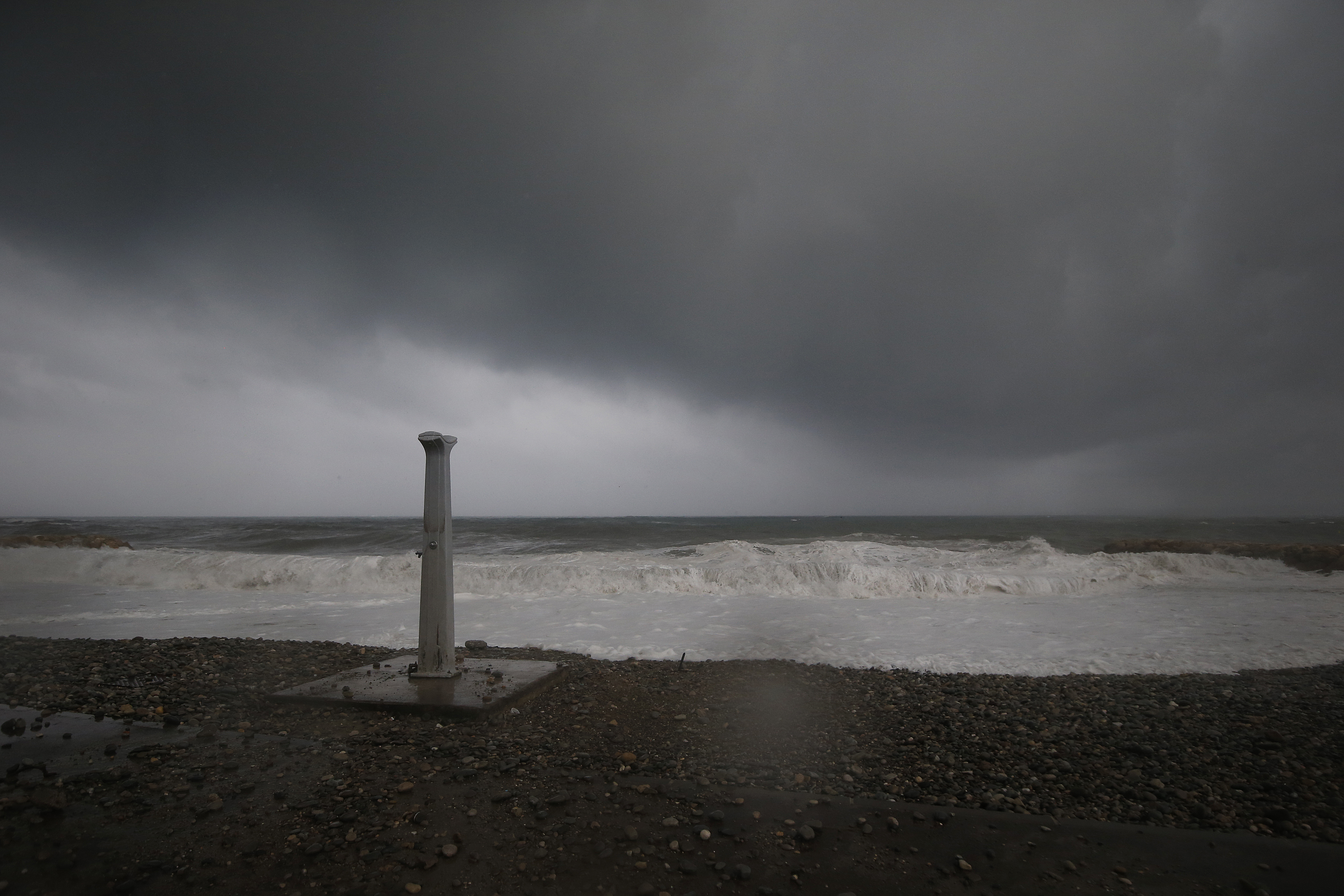 Bura, more, oluja
epa08715883 Waves crash during a powerful storm named Alex on the French Riviera in Cagnes-sur-Mer, France, 02 October 2020.  EPA-EFE/SEBASTIEN NOGIER