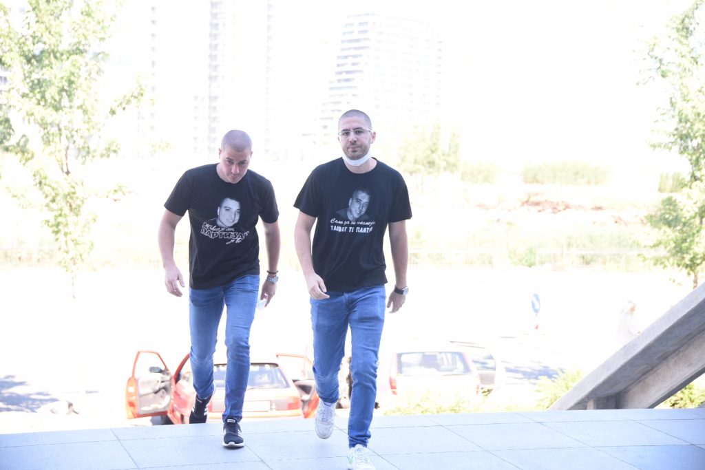 Beograd 10. jul 2020. Sudjenje Nedjeljku Djurovicu (30) optuzenom za ubistvo Milosa Mileusnica nastavljeno je danas u Palati pravde, drugari ubijenog Mileusnica Foto:Dragan Mujan/Nova.rs