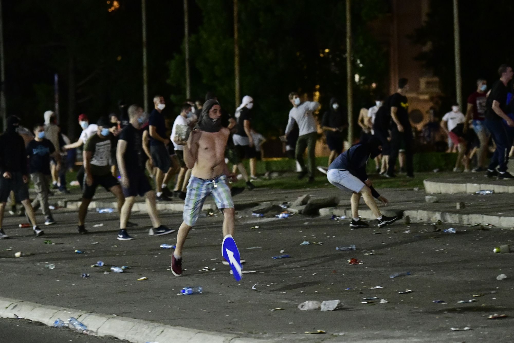 Beograd 10.07.2020. Huligani, huligan, provokator. Policija, incident, huligani, huligan, provokator, Skupština Srbije, protest, četvrti dan, 4 dan Foto: Goran Srdanov/Nova.rs