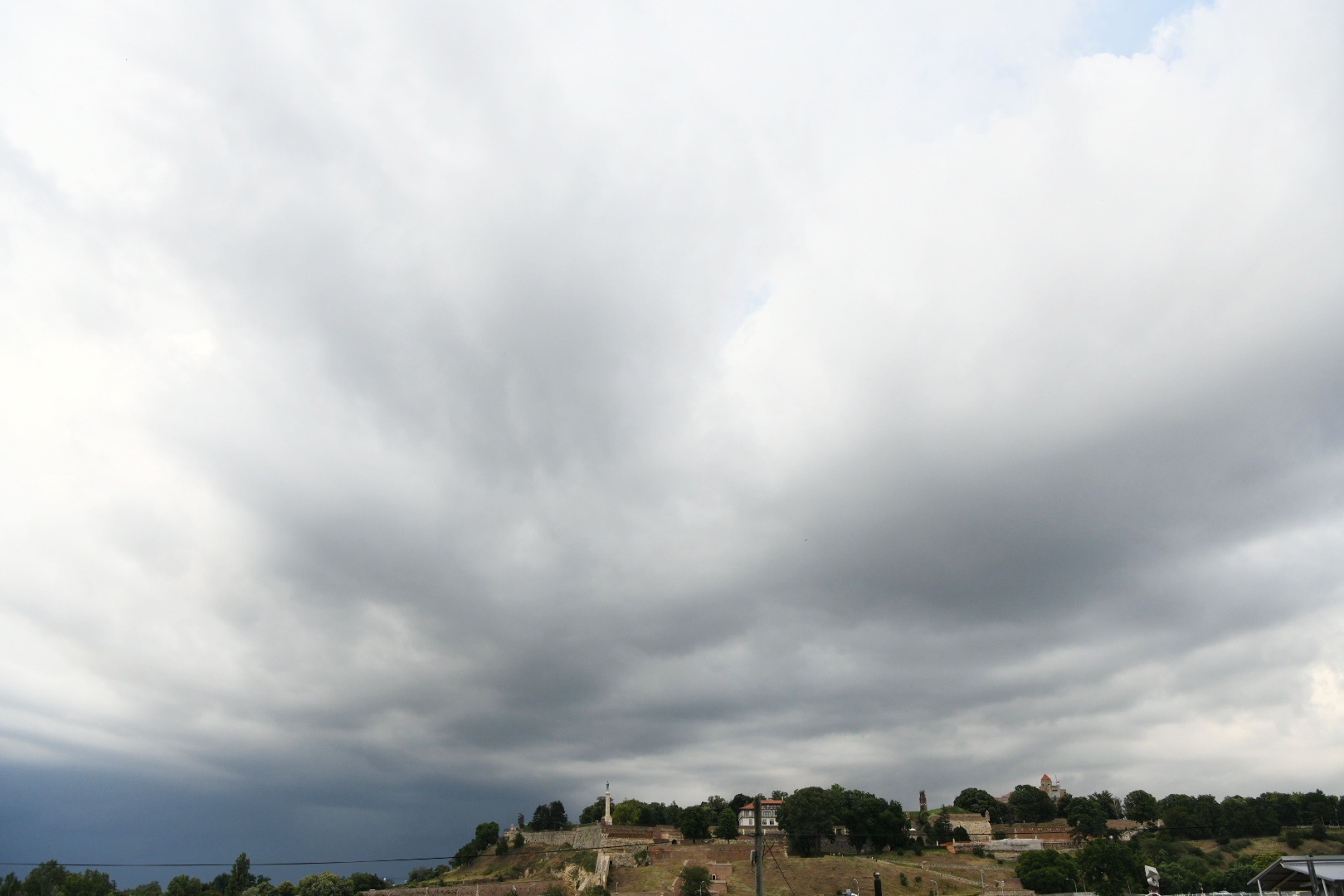 Beograd 03.07.2020. Pred kišu, oblai, oblačno vreme, tamno nebo, crno nebo, Kalemegdan Foto: Vesna Lalić/Nova.rs