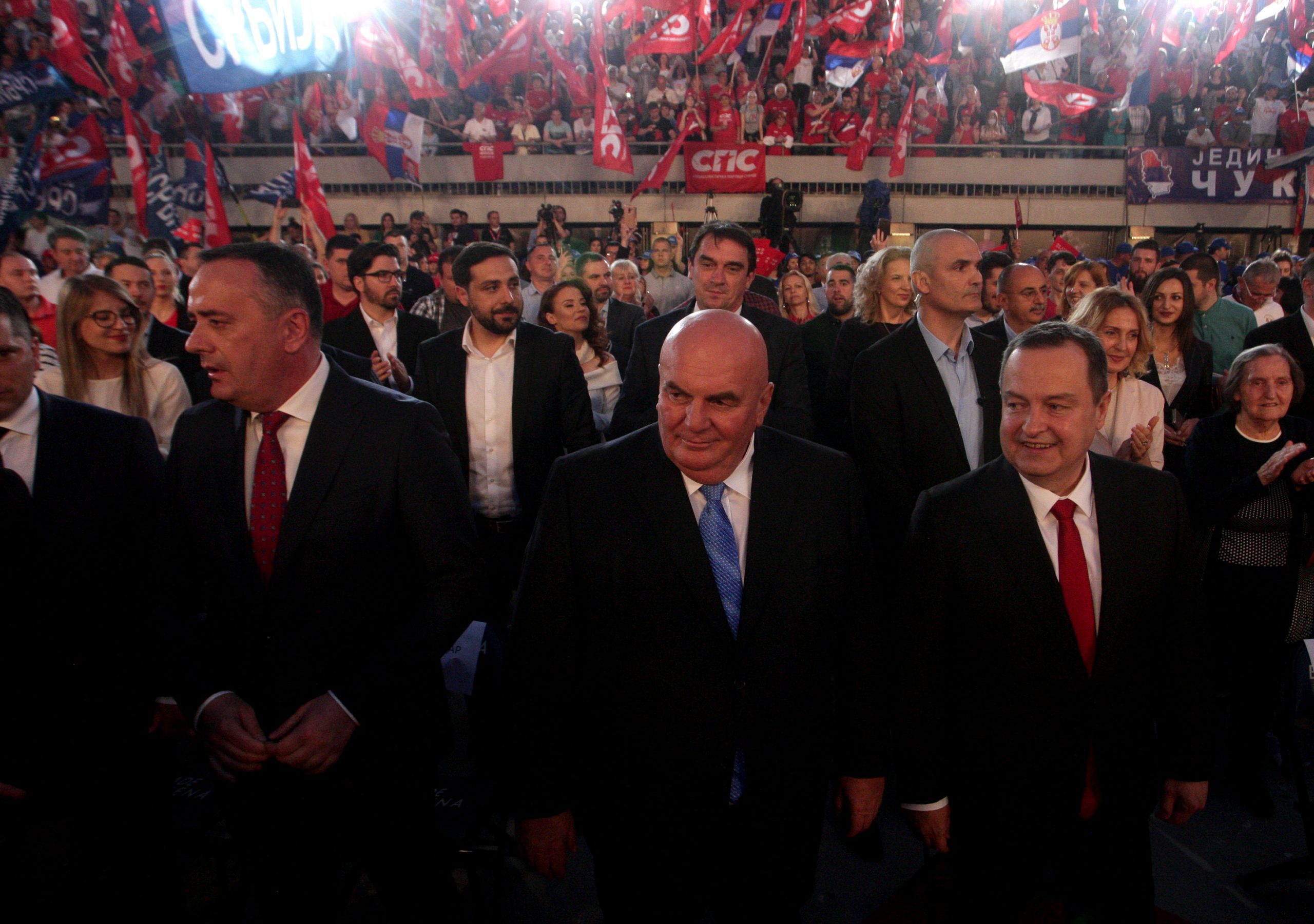 Beograd, 7. juna 2020. - Potpredsednik SPS Aleksandar Antic, predsednik JS Dragan Markovic Palma i predsednik SPS Ivica Dacic na centralnoj predizbornoj konvenciji liste SPS-JS na beogradskom stadionu Tasmajdan. FOTO TANJUG / TARA RADOVANOVIC / an