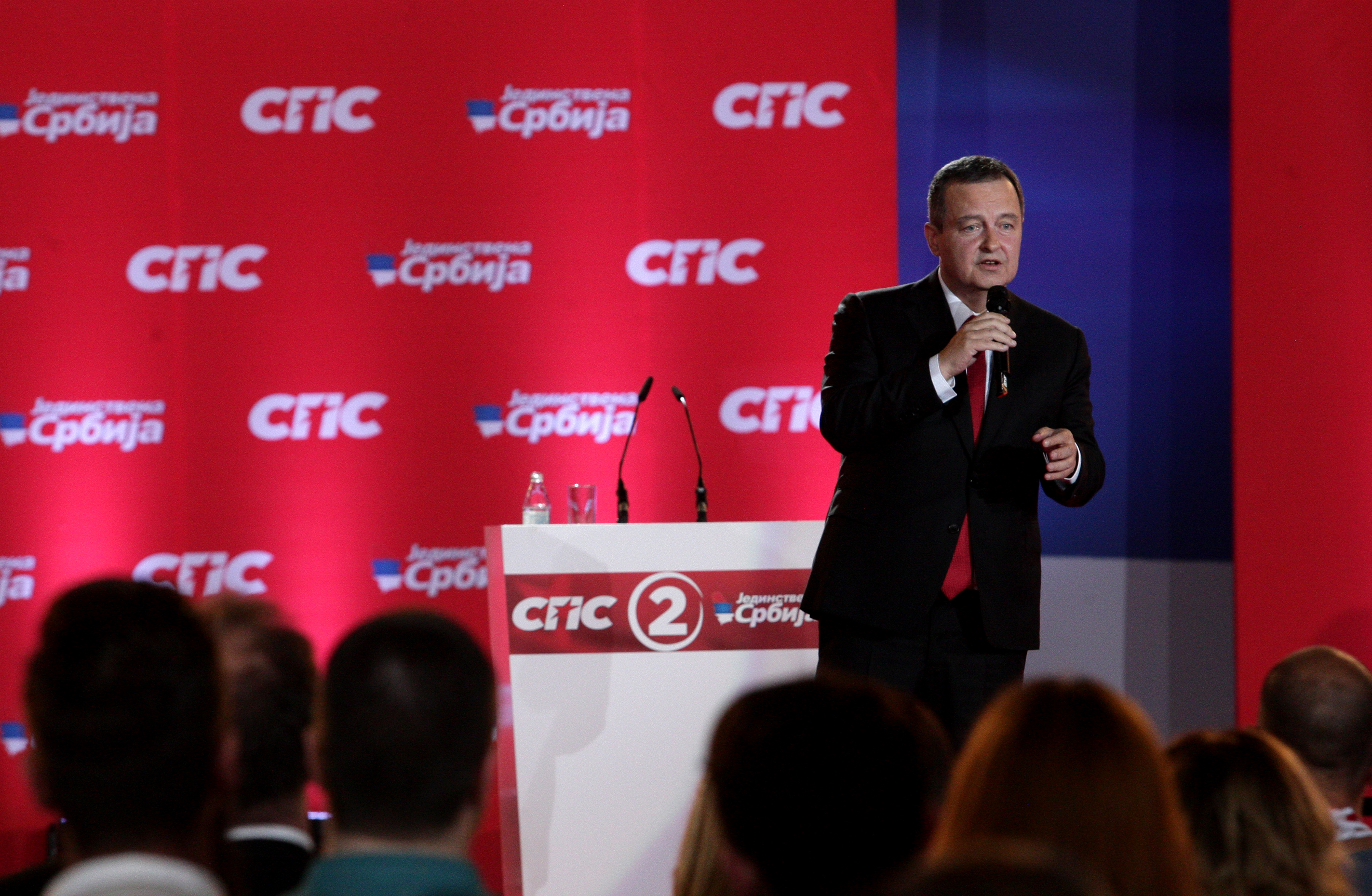 Beograd, 7. juna 2020. - Predsednik SPS Ivica Dacic obratio se prisutnim gradjanima na centralnoj predizbornoj konvenciji liste SPS-JS na beogradskom stadionu Tasmajdan. FOTO TANJUG / TARA RADOVANOVIC / an