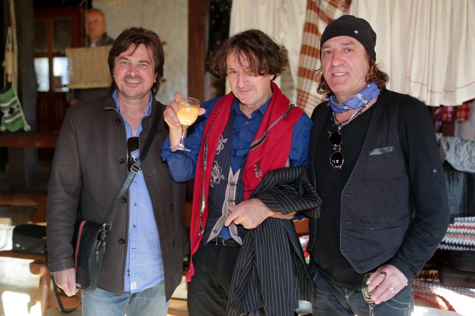 03.11.2015., Cabraji, Krizevci - Goran Bregovic u obilasku sv. Petra  Cvrstec, sela njegova oca. Bregovic, Alen Islamovic i Mladen Vojicic Tifa s tamburasima su zapjevali na imanju Rakic u Cabraji. Photo: Grgur Zucko/PIXSELL
