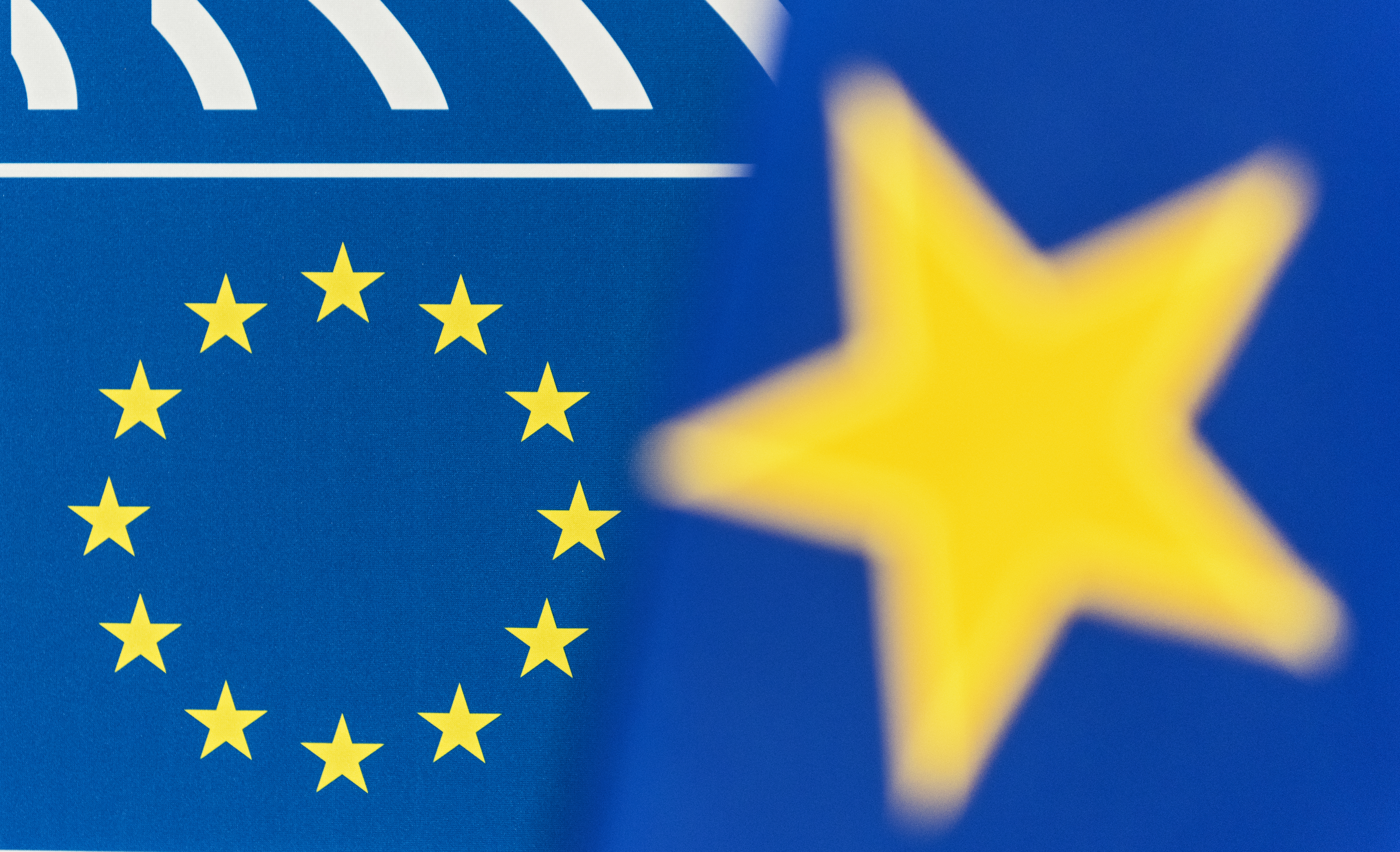 Evropska unija EU epa05112750 A yellow star and the European flag in the European Parliament in Strasbourg, France, 20 January 2016.  EPA/PATRICK SEEGER